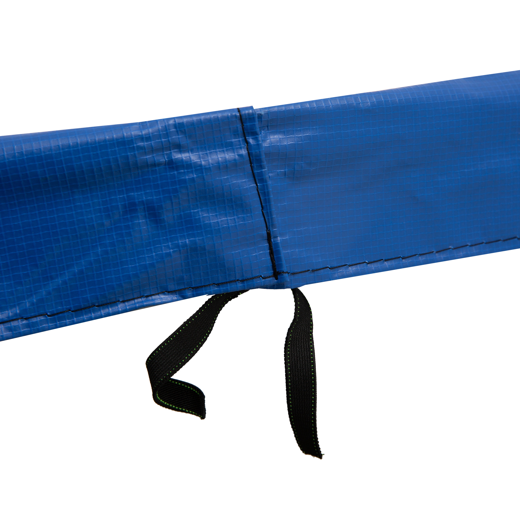 Primer plano del material azul del trampolín. Una correa negra está unida al material azul.