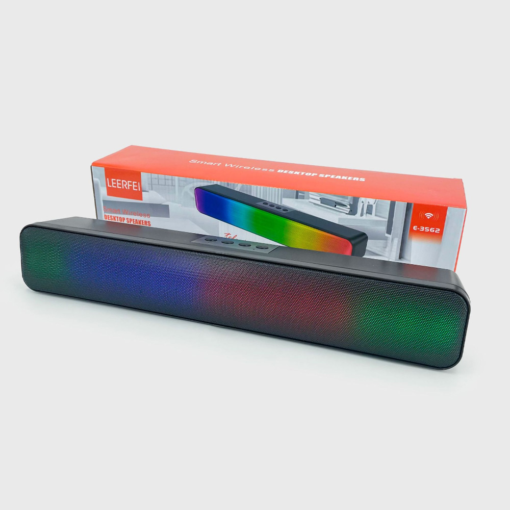 Soundbar mit Regenbogen-LED-Streifen und einer Box dahinter. Weißer Hintergrund.