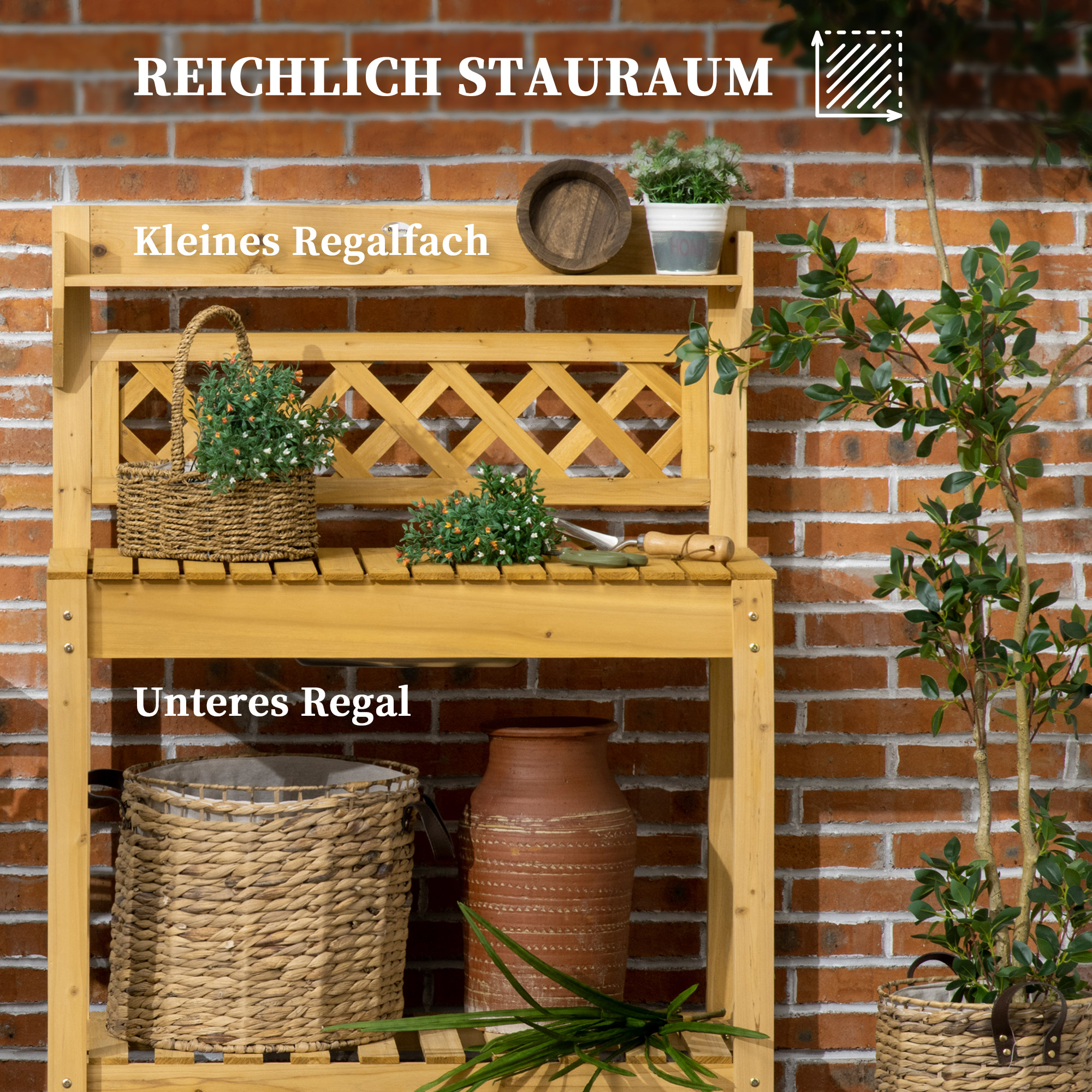 Holz-Pflanztisch mit Regalen. Enthält Pflanzen, Töpfe und Werkzeuge. Hintergrund: Backsteinmauer.