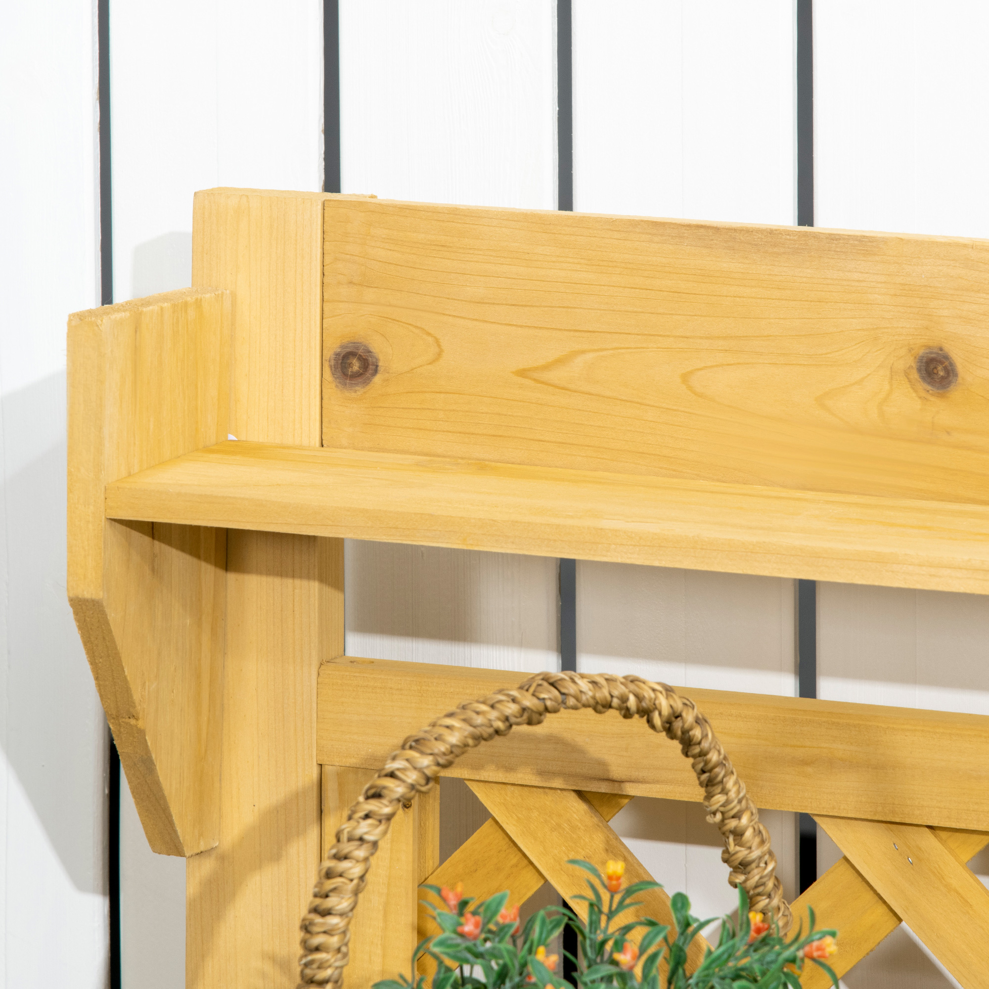 Detailaufnahme einer Holzbank. Mit Gitterdesign und einem Korb mit Blumen. Weißer Hintergrund.