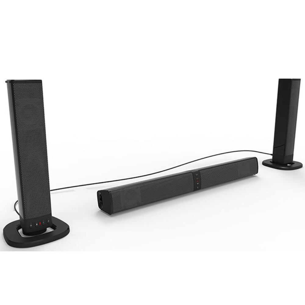 Soundbar zwischen zwei Lautsprechertürmen, alles schwarz, auf weißem Hintergrund.