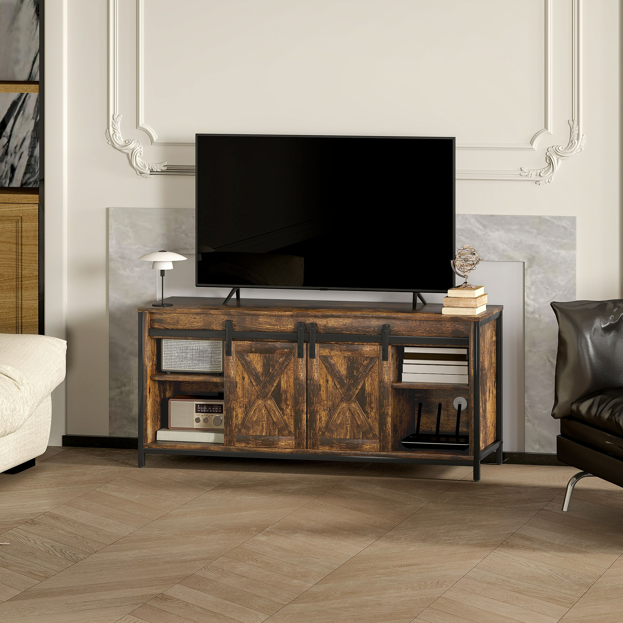 Holzschrank mit Fernseher, Scheunentor-Türen, vor einer Wand.