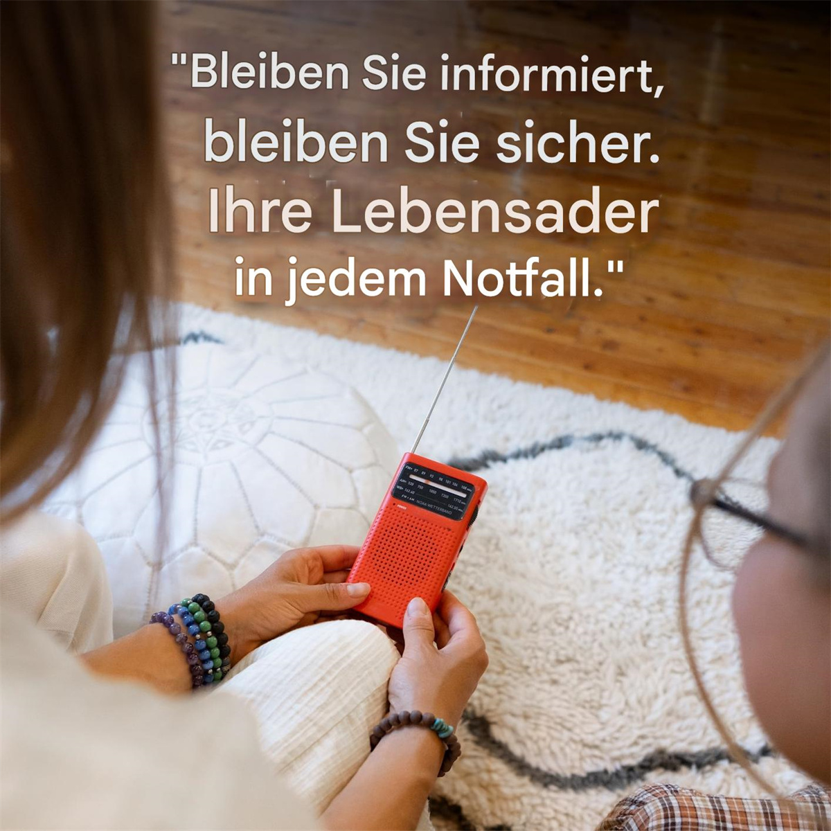 Person hält rotes Radio, Zitat: Bleiben Sie informiert, bleiben Sie sicher.