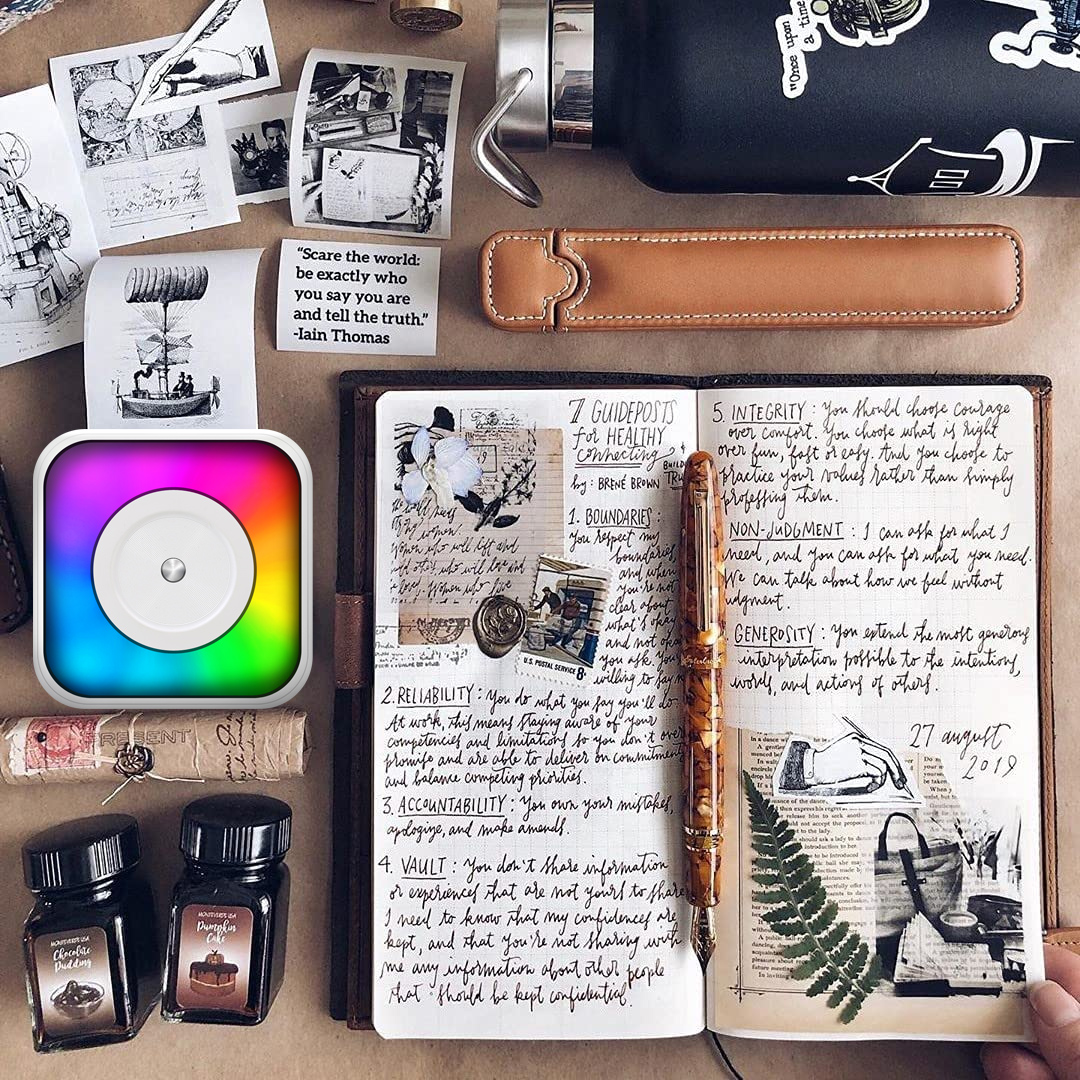 Notizbuch mit Stift, Tinte und Aufklebern. Ein farbenfroher Kreis und eine Schreibtischszene.