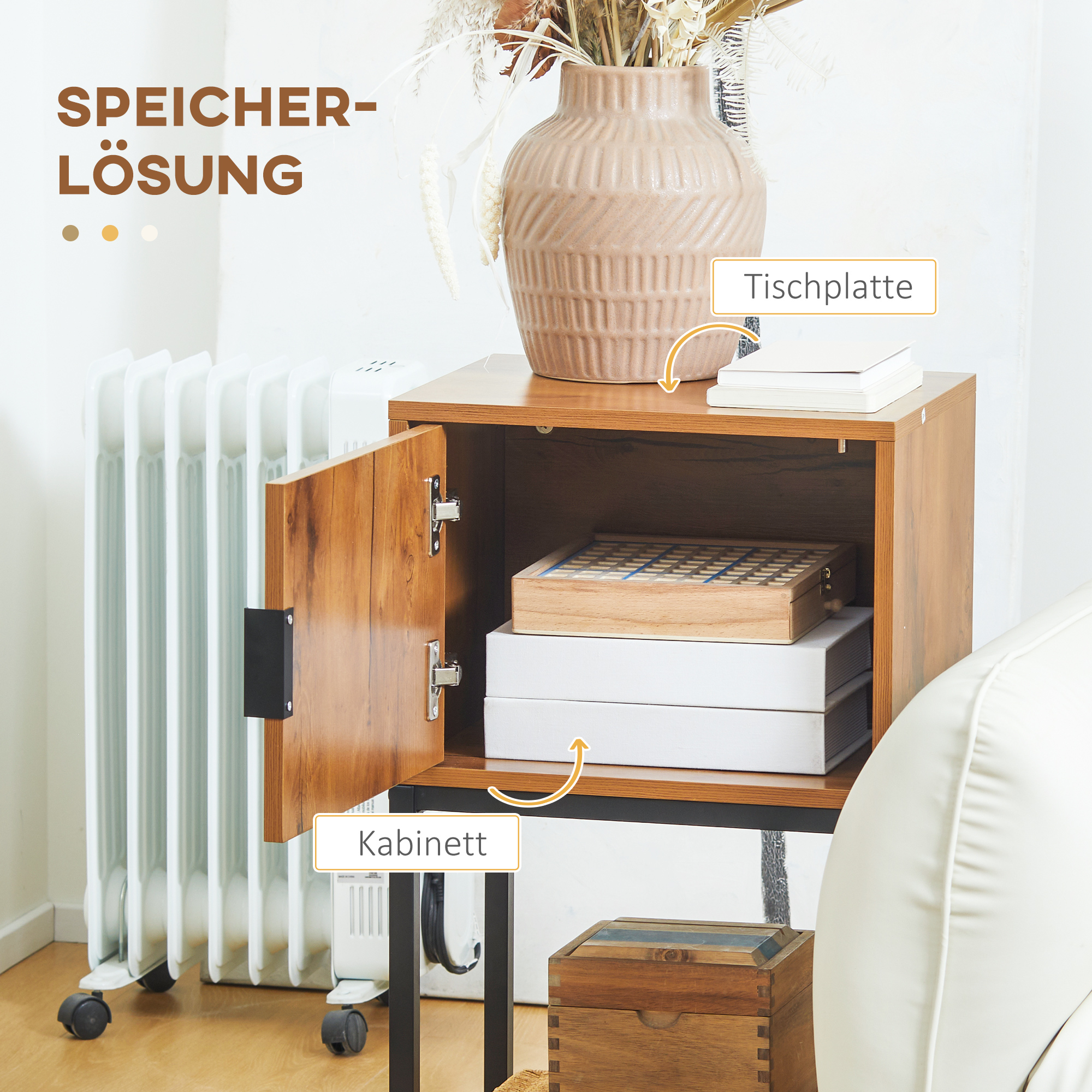 Ein Holzschrank mit Vase. Die Tür ist geöffnet und zeigt Gegenstände im Inneren.