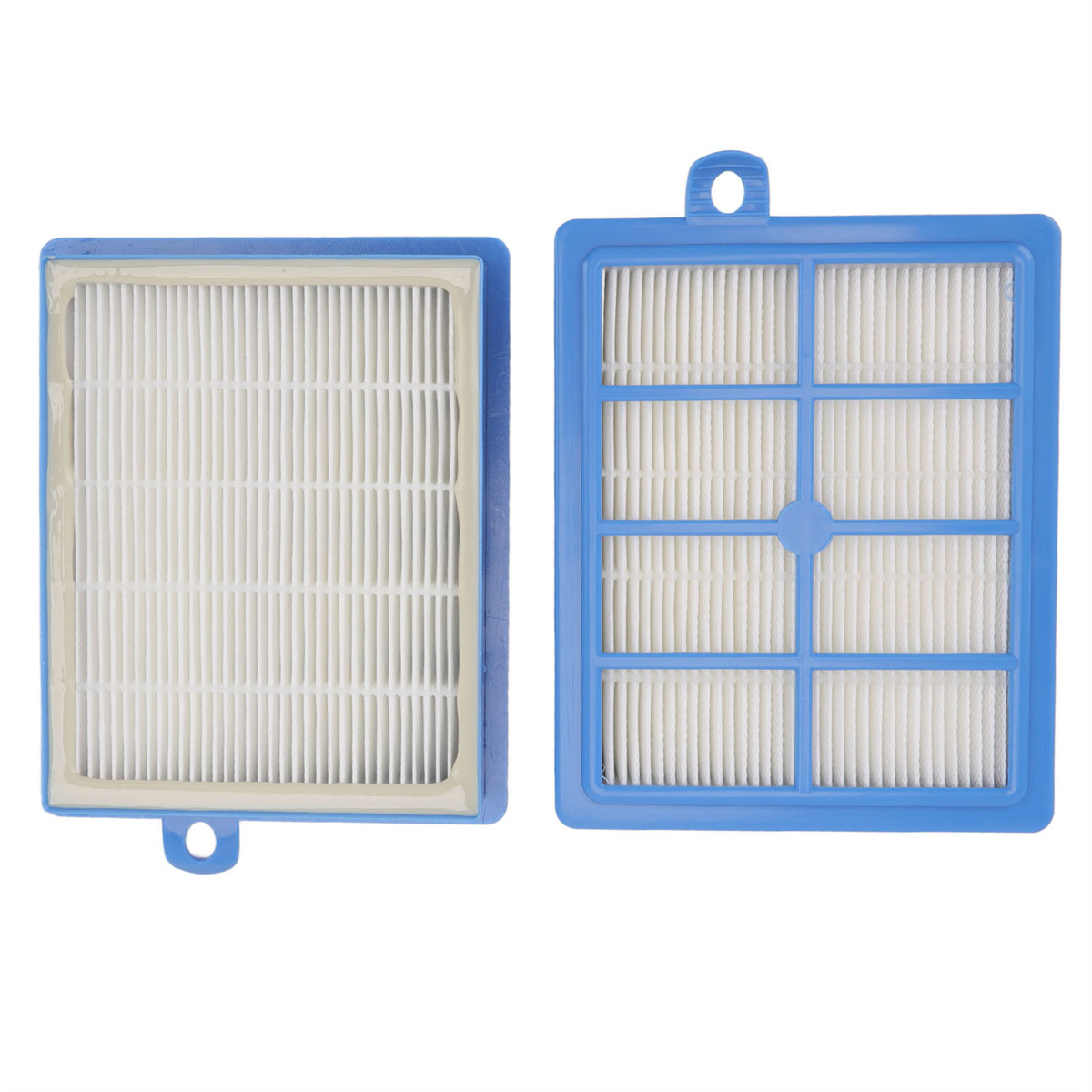 Zwei blau gerahmte Staubsaugerfilter. Weißes, plissiertes Filtermaterial ist sichtbar.