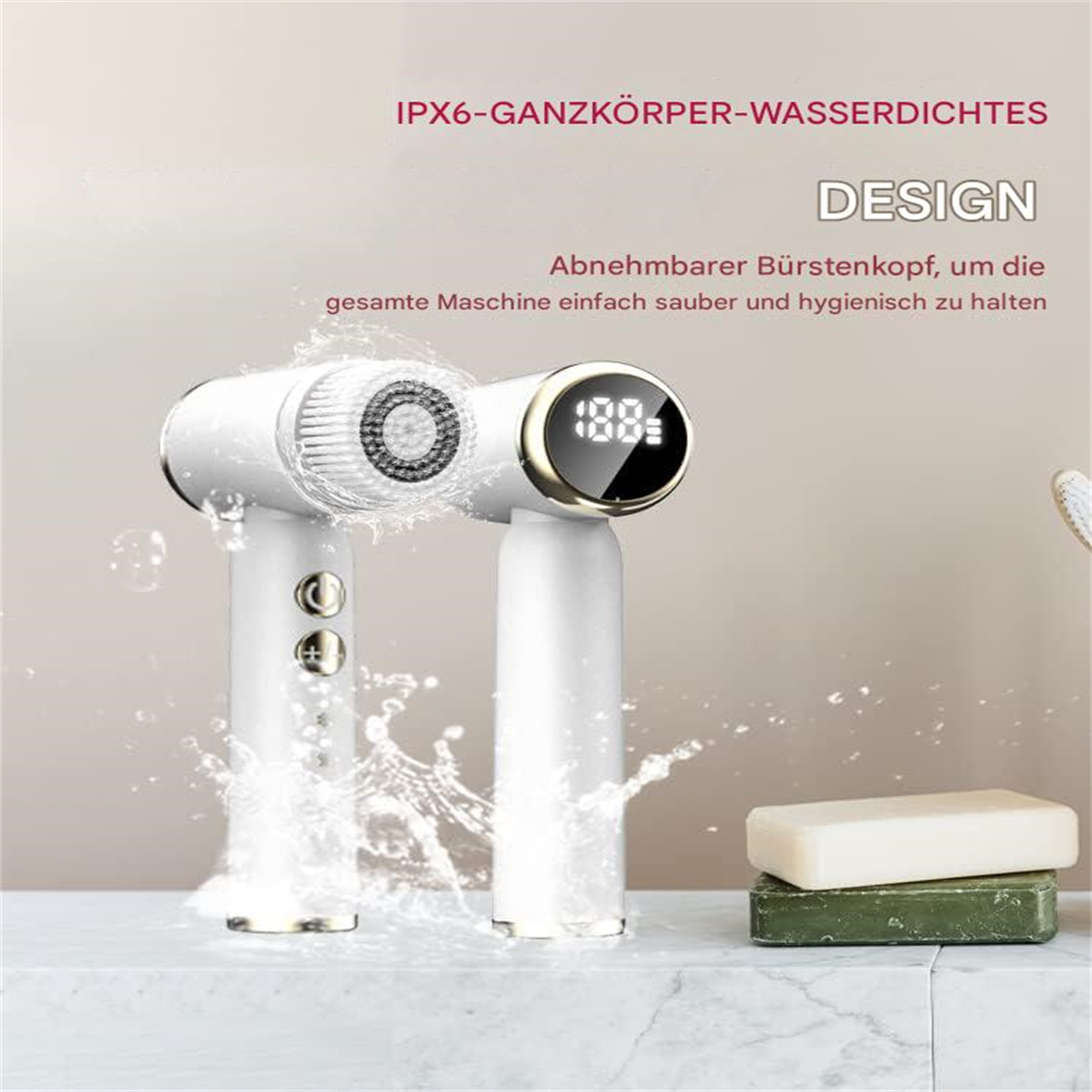 Weißes Gesichtsreinigungsgerät und Zubehör mit Wasserspritzern. Seifenstück und grünes Pad sind ebenfalls sichtbar.