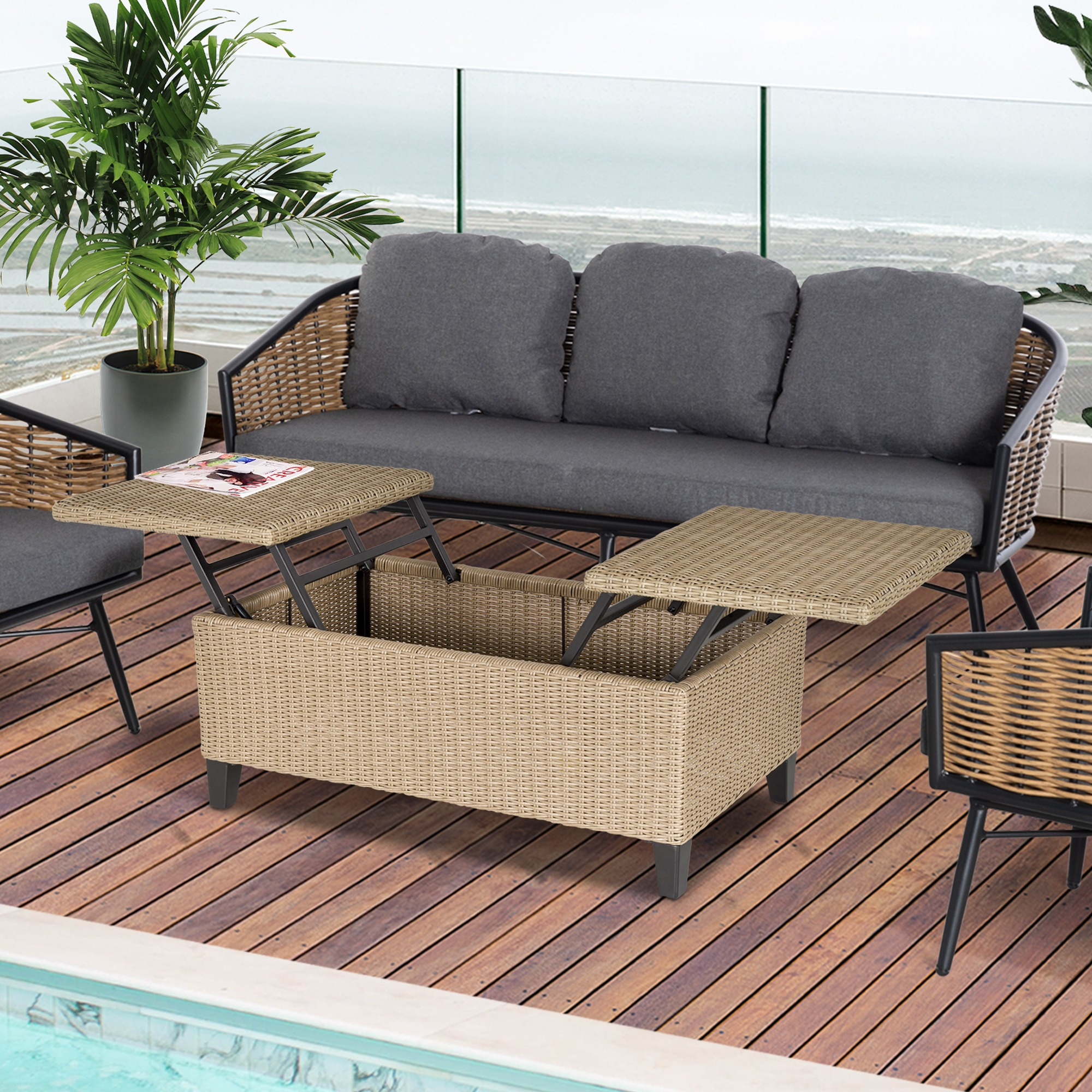 Sitzgruppe im Freien mit einem Kaffeetisch aus Korbgeflecht mit aufklappbaren Platten. Sofas und Stühle sind sichtbar.