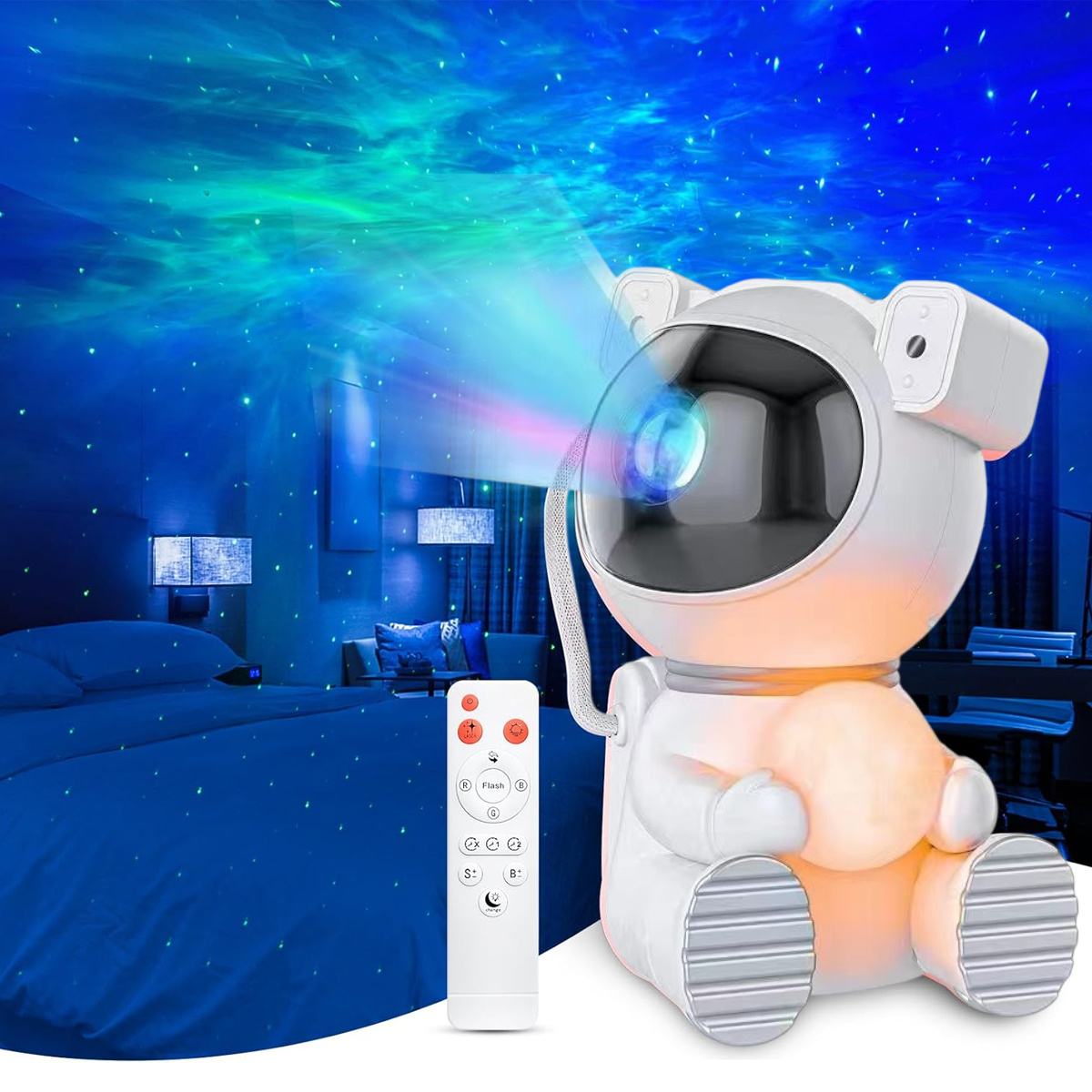 Weißer Projektor in Astronautenform mit Fernbedienung. Er projiziert einen Sternenhimmel in einen blau beleuchteten Raum.