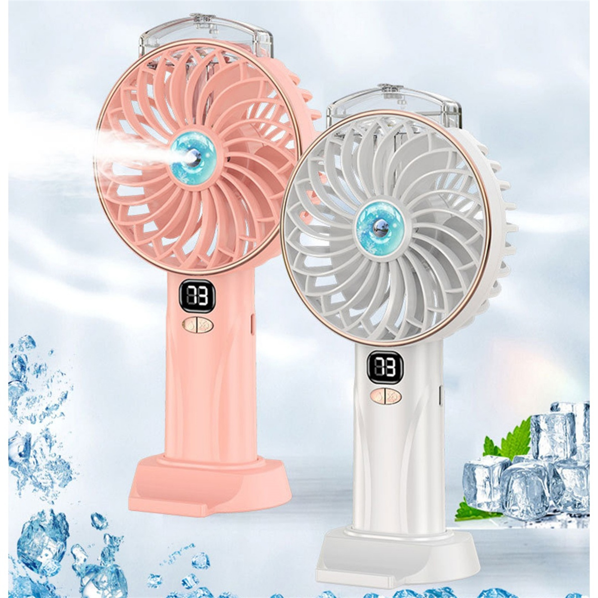 Zwei tragbare Ventilatoren, einer rosa und einer weiß, mit Sprühnebel, Digitalanzeigen und Eiswürfeln im Hintergrund.