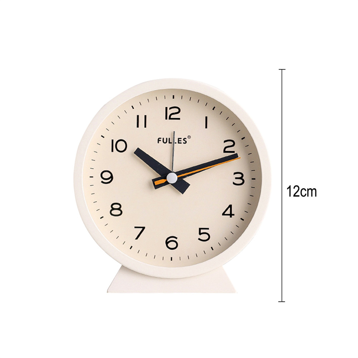 Ein weißer Wecker mit schwarzen Zahlen. Ein schwarzer Zeiger zeigt auf 10. Die Uhr zeigt eine 12 cm Skala.