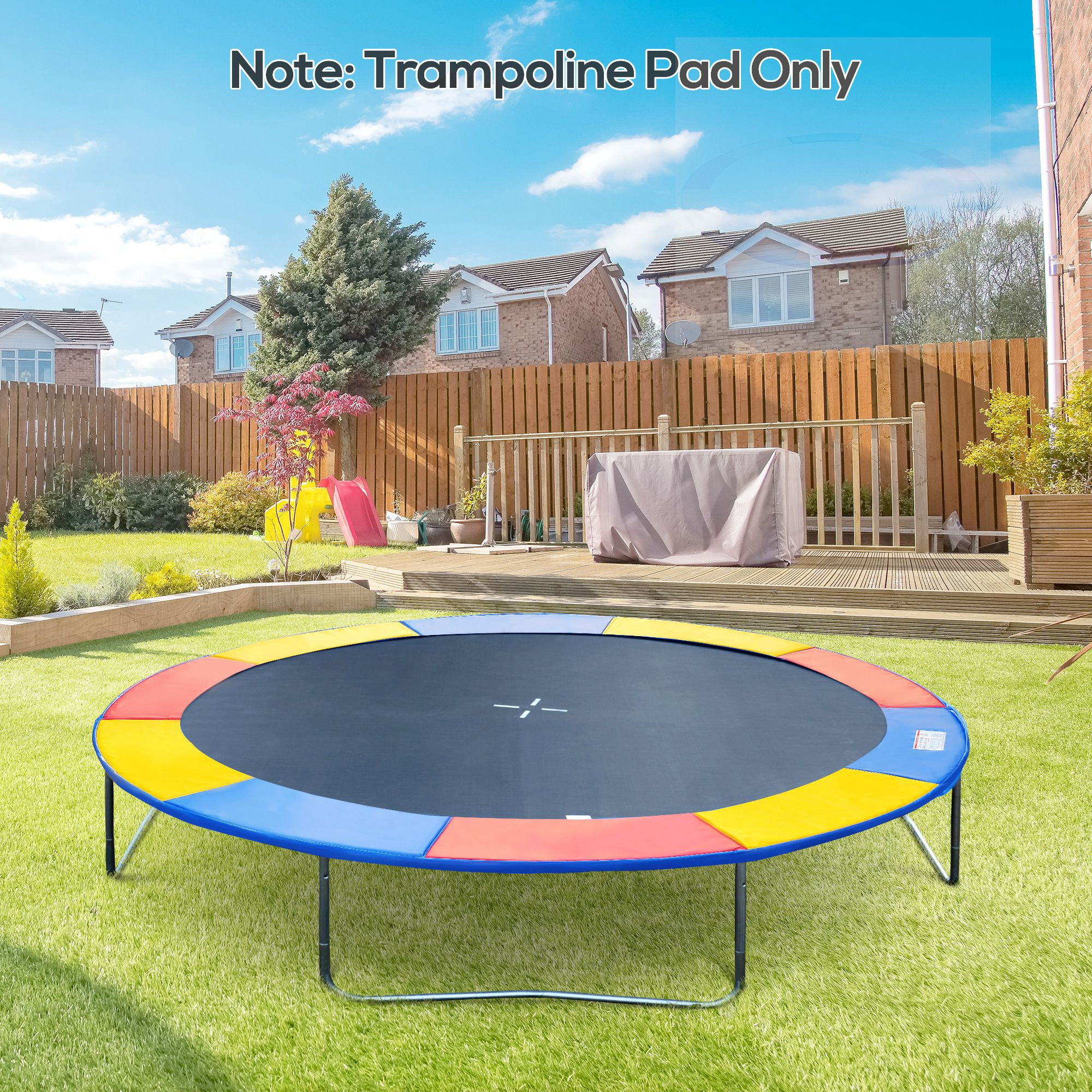 Ein Trampolin auf grünem Gras, umgeben von einem Holzzaun und Häusern.