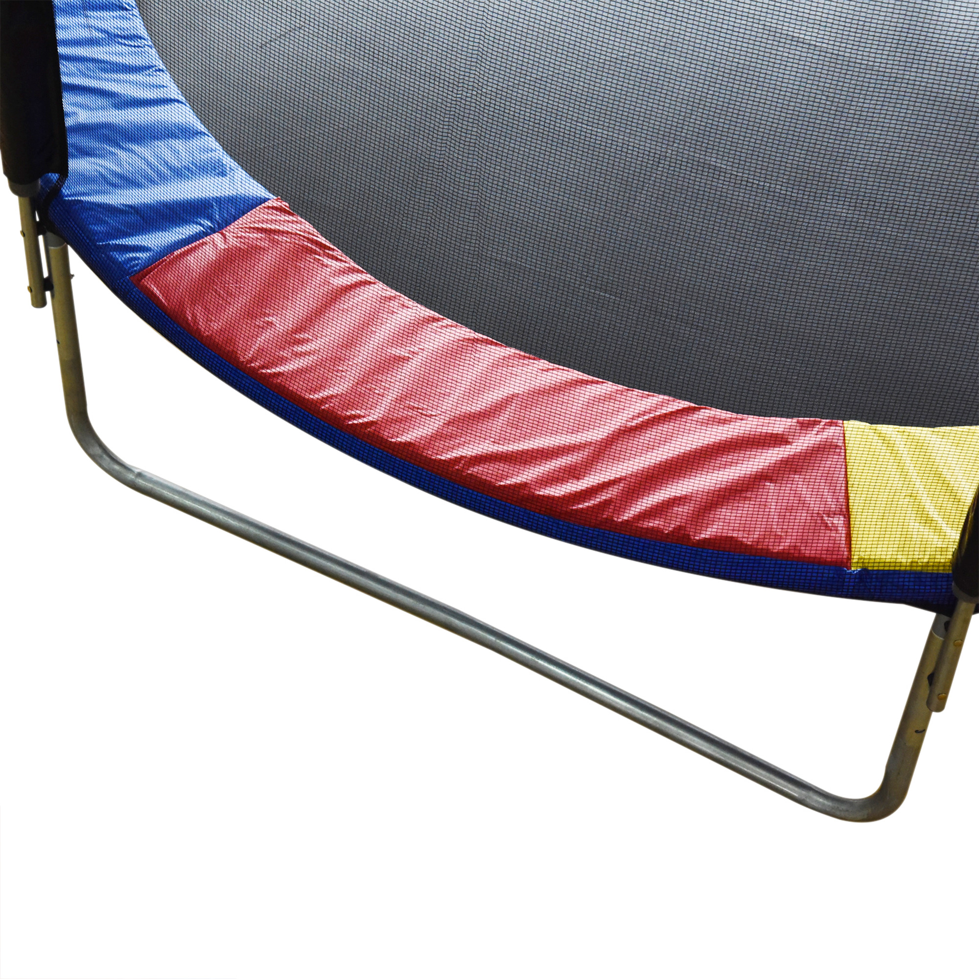 Nahaufnahme des Trampolinrandes. Rote, blaue, gelbe und schwarze Farben. Metallrahmen.