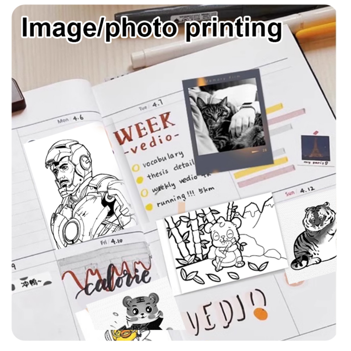 Ein Scrapbook mit Zeichnungen. Die Seiten zeigen eine Zeichnung von Iron Man, Katzen und andere Illustrationen in einem Tagebuch.