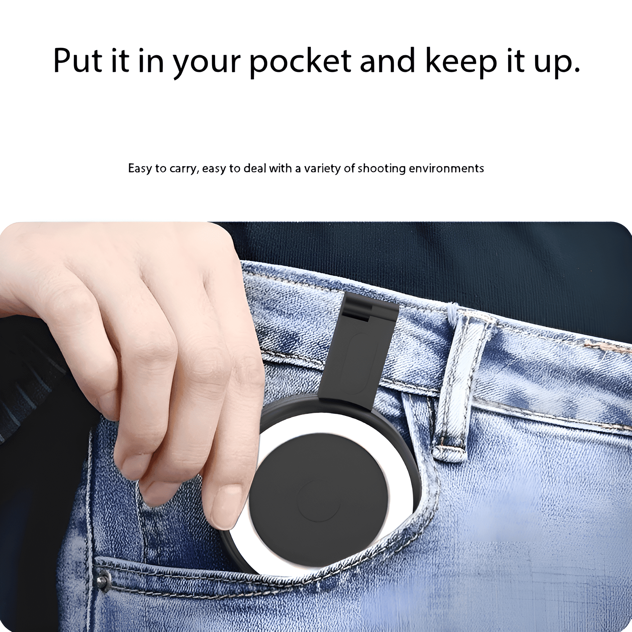 Die Hand einer Person, die ein schwarz-weißes kreisförmiges Ringlicht in einer Tasche hält.