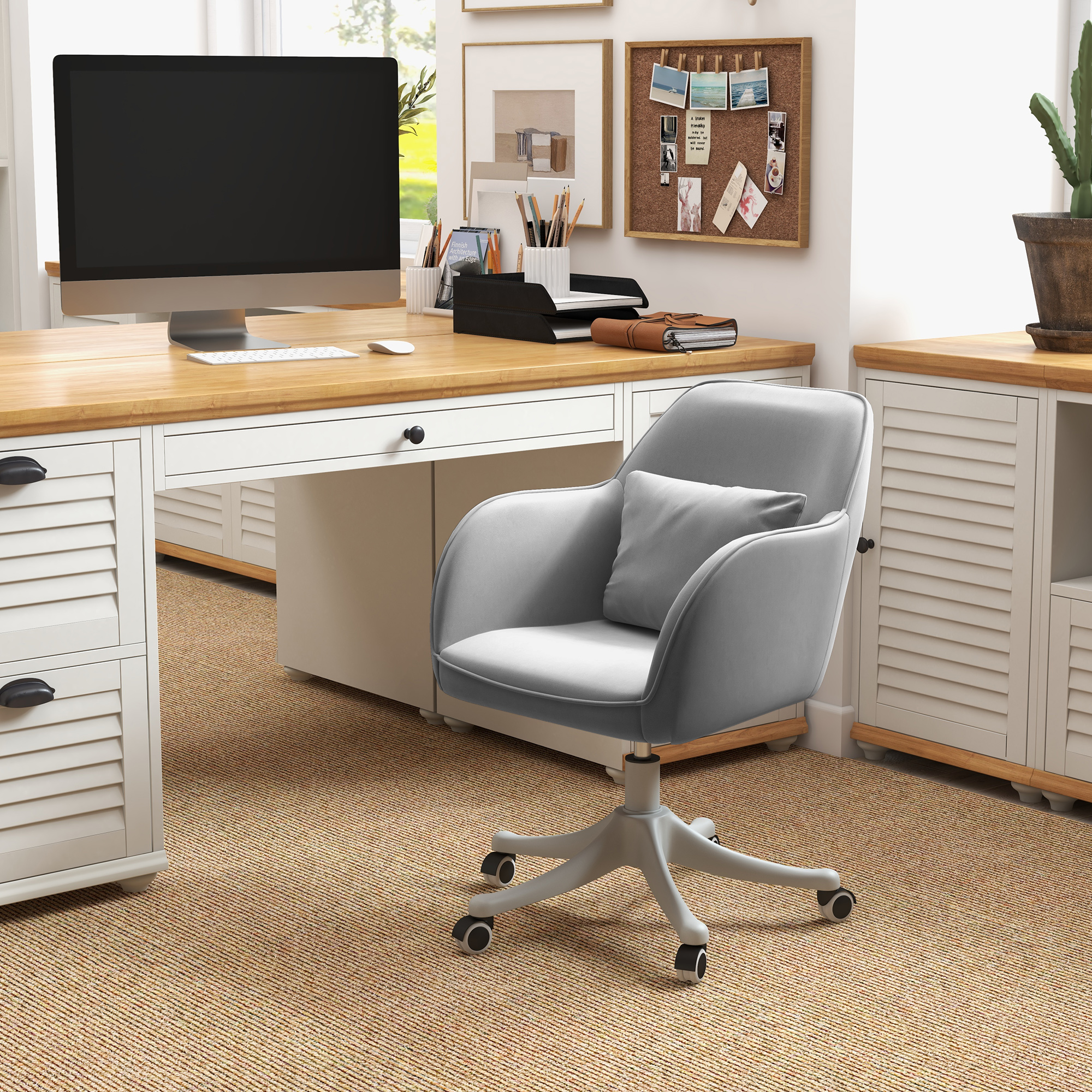 Homeoffice mit Schreibtisch, Stuhl, Computer und Schränken. Der Schreibtisch ist aus Holz. Teppichboden.