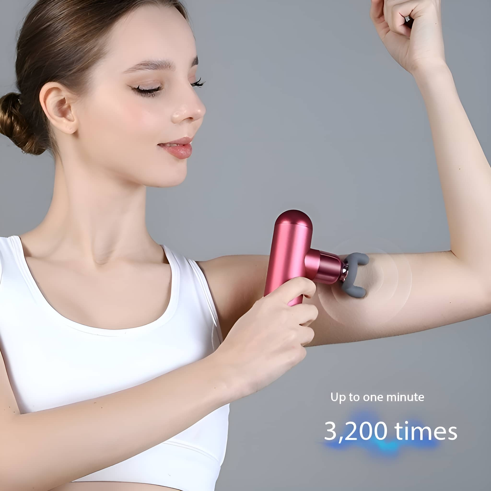 Eine Frau benutzt eine rosa Massagepistole an ihrem Arm. Der Text besagt, dass sie bis zu einer Minute 3.200 Mal schwingt.