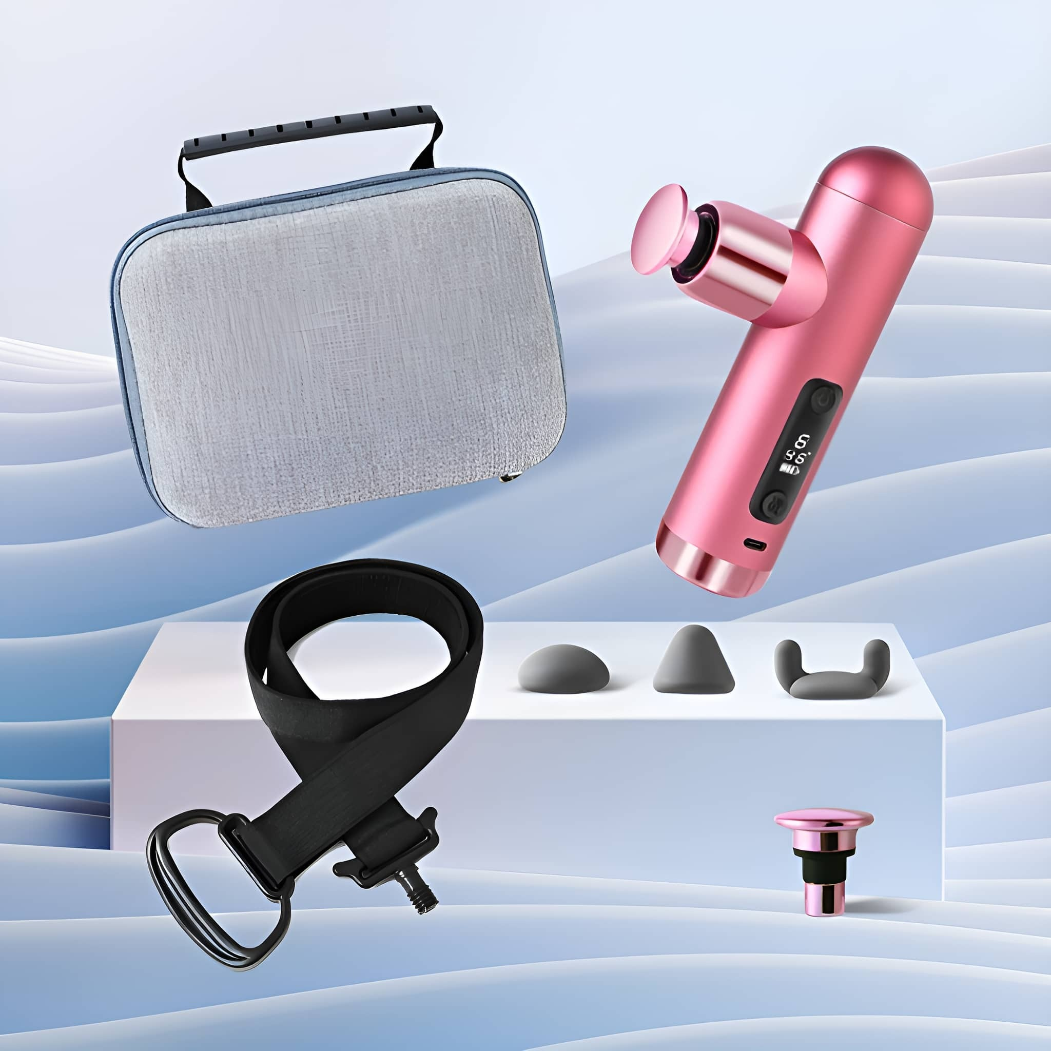 Pinke Massagepistole mit Zubehör, Tragetasche, Gurte und Massageköpfe. Auf einem Ständer.