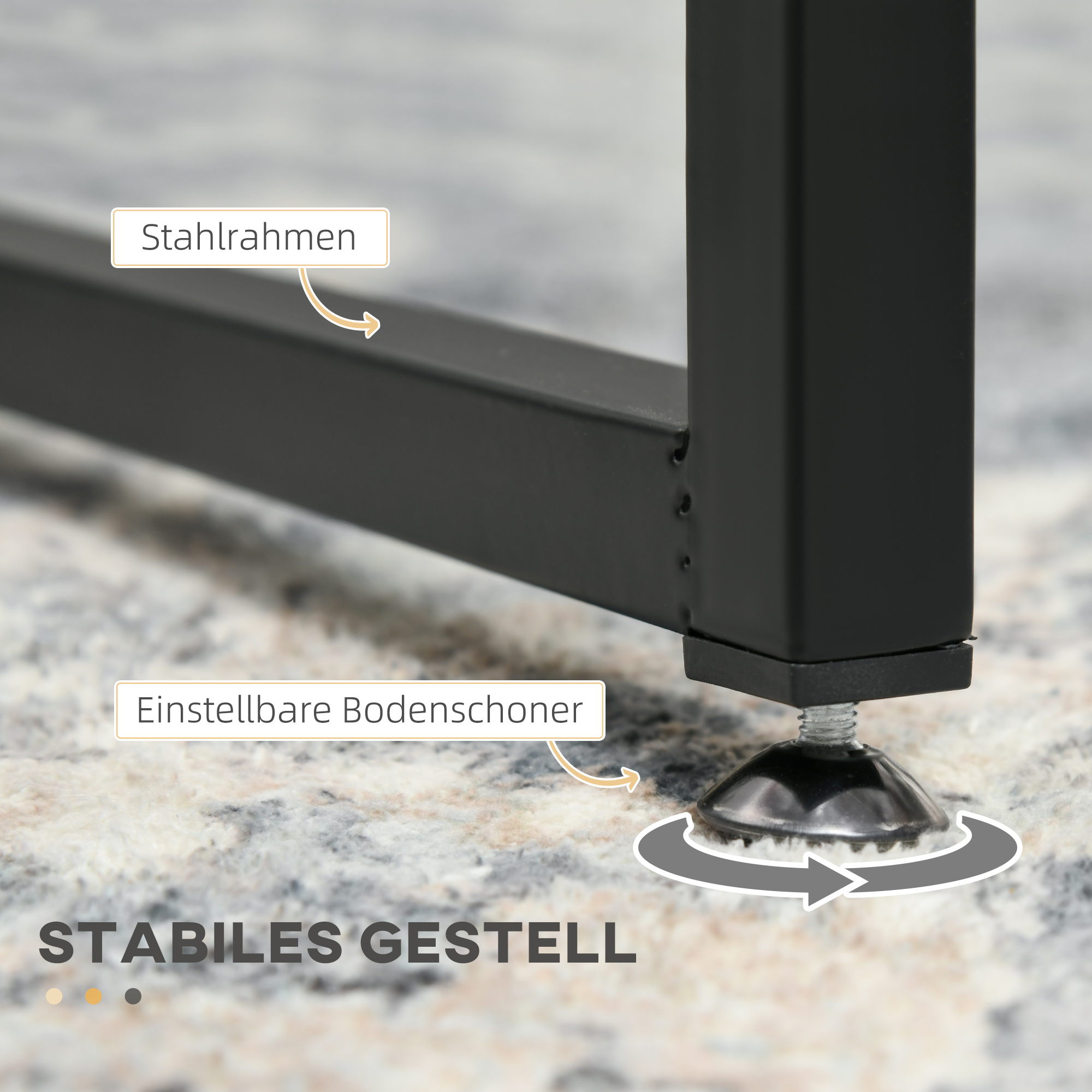 Nahaufnahme der schwarzen Möbelbeine. Die Beine stehen auf einem gemusterten Teppich.
