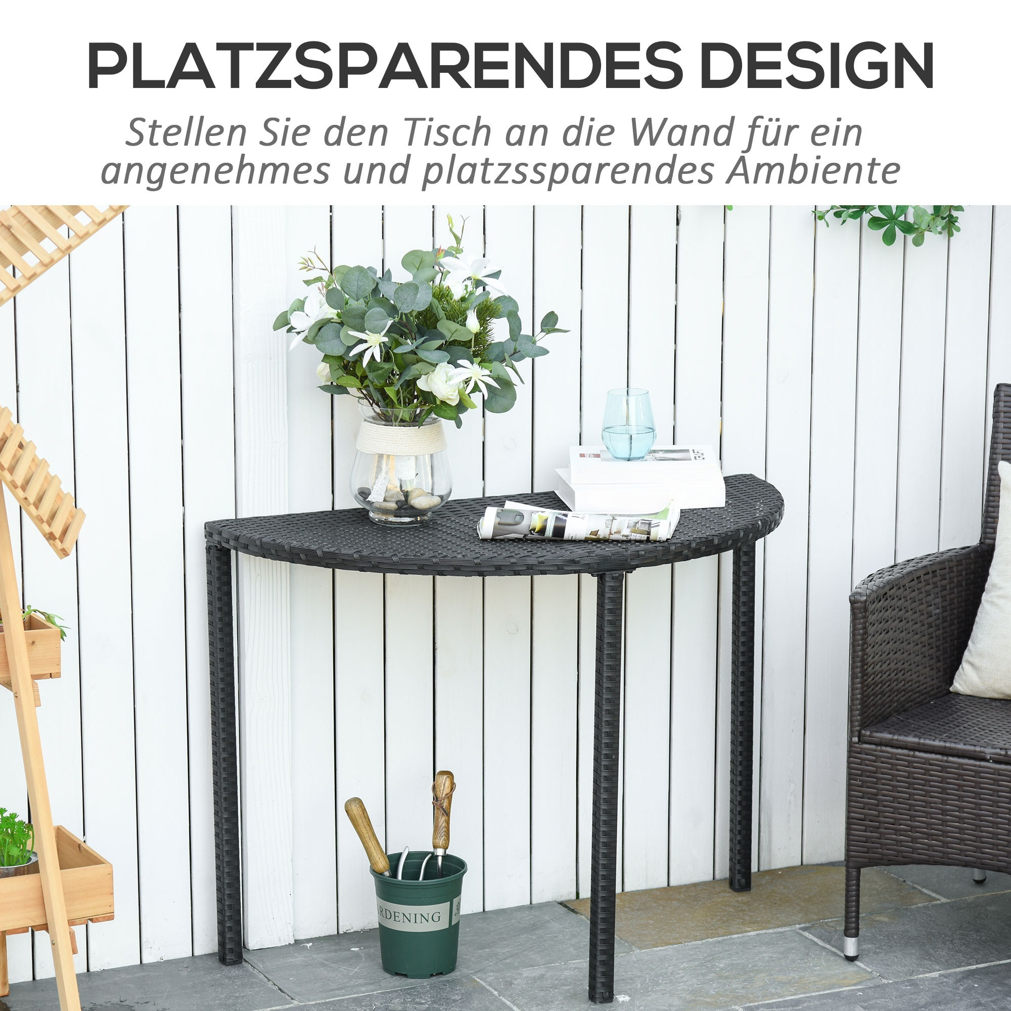 Ein halbkreisförmiger schwarzer Tisch mit Blumen, einem Glas und Büchern vor einer weißen Wand.