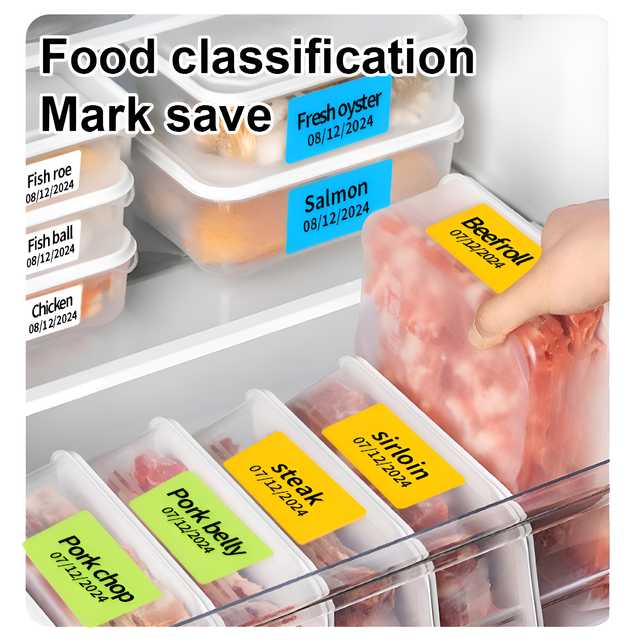 Ein Kühlschrankinnenraum mit beschrifteten Lebensmittelbehältern; Lachs, Steak, Schweinebauch, Huhn und andere Artikel.