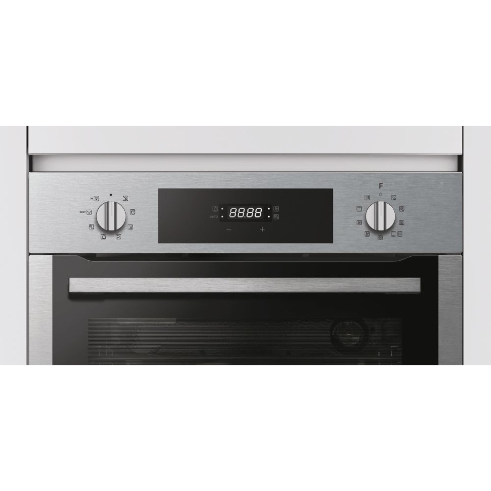 Pannello comandi forno in acciaio inox. Ha manopole, display digitale e pulsanti.