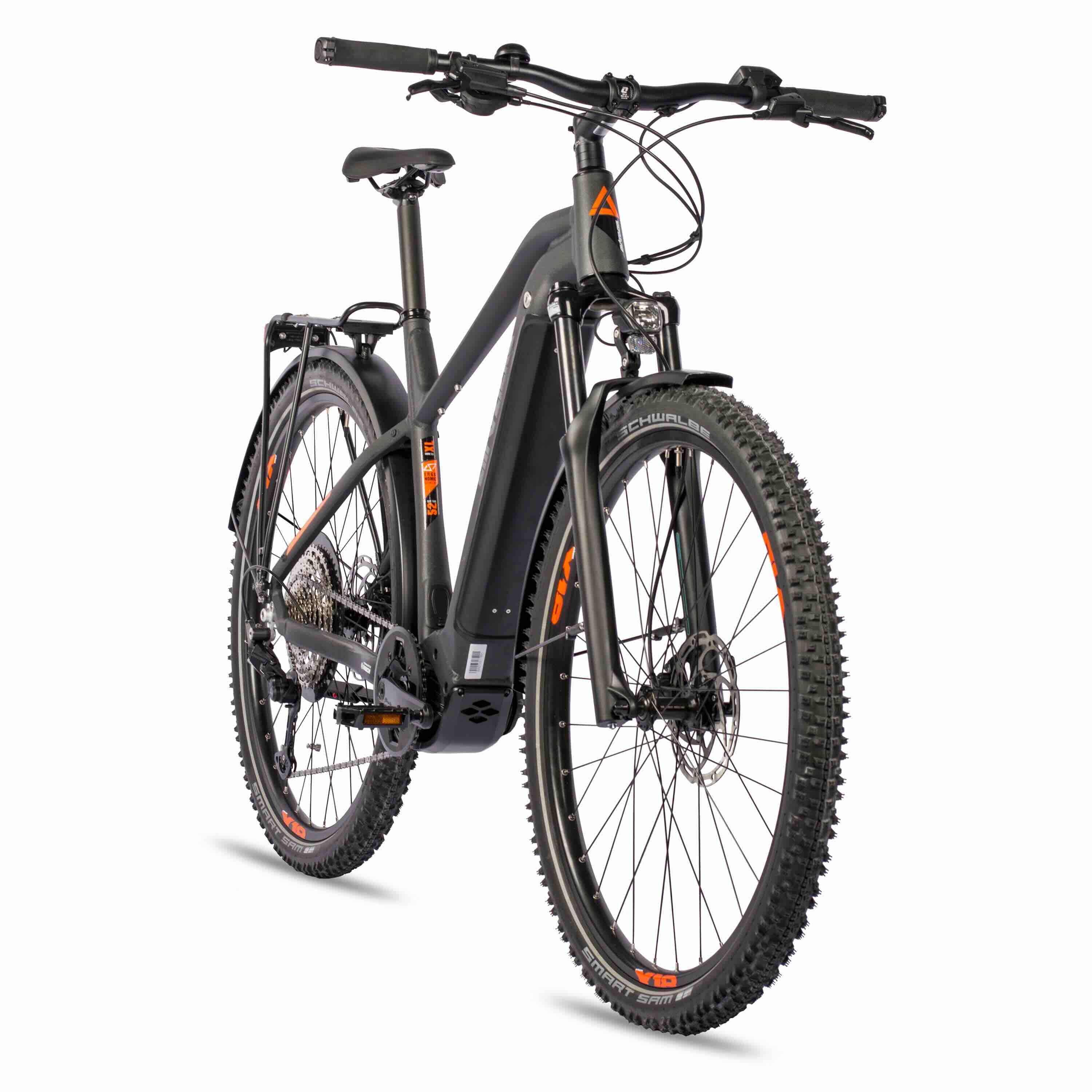 Schwarzes E-Bike mit orangenen Akzenten auf weißem Hintergrund, Frontansicht.