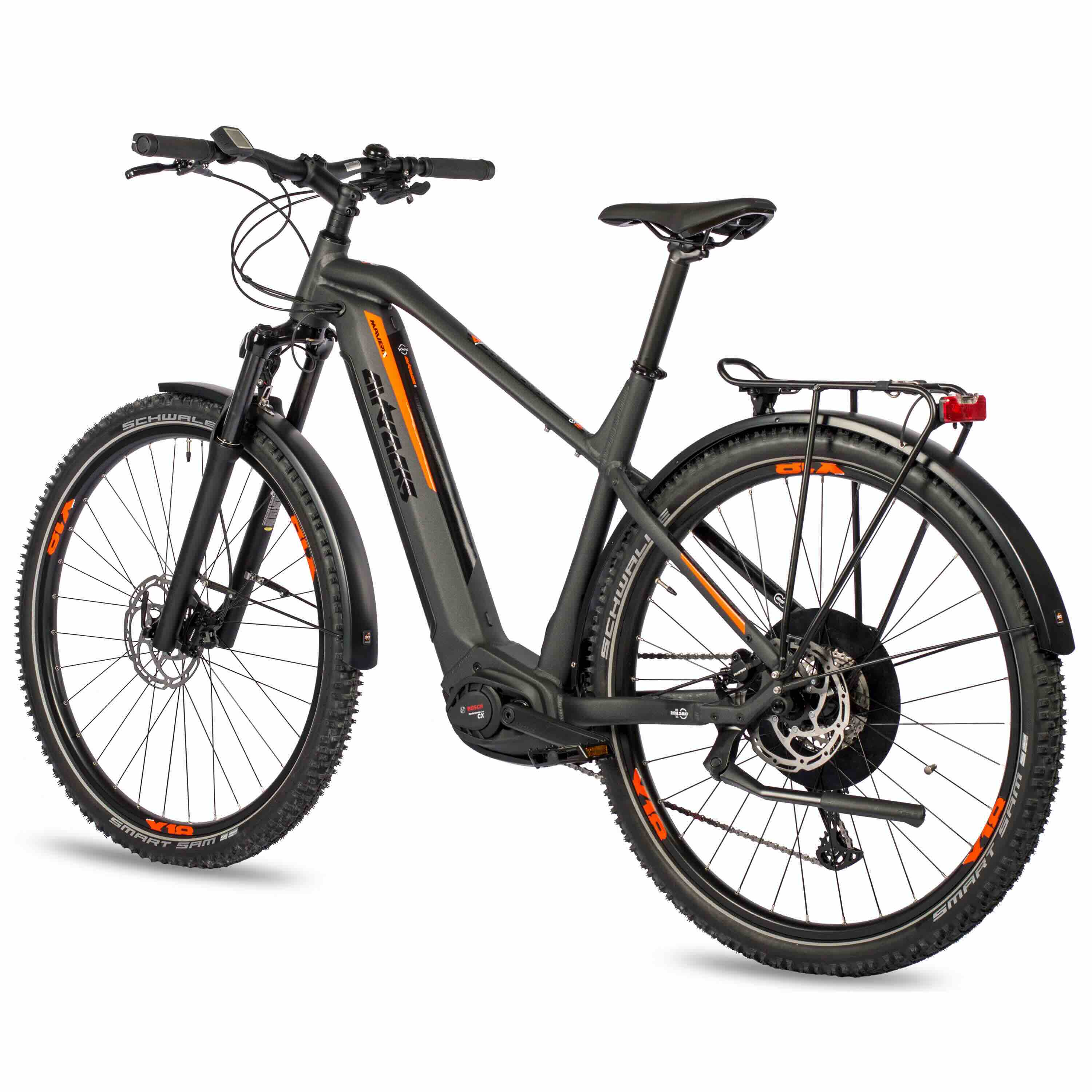 Schwarzes und graues Elektrofahrrad. Hat orangefarbene Akzente, dicke Reifen und einen Gepäckträger.