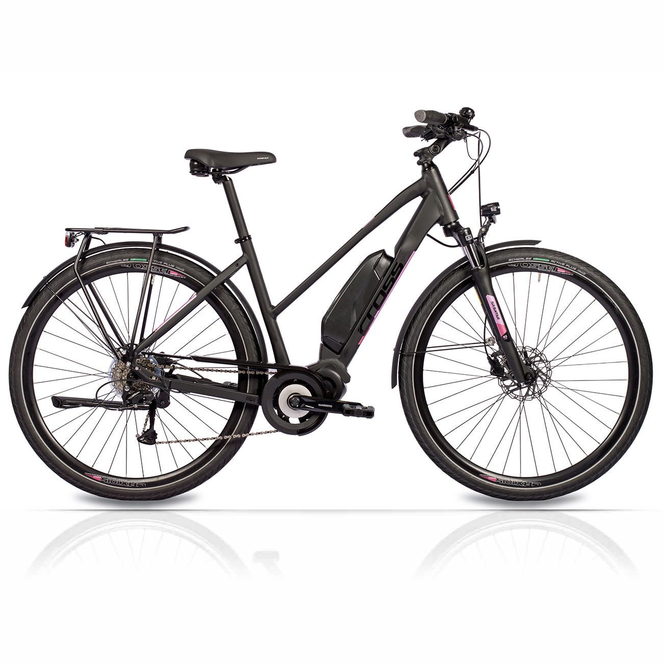Schwarzes Elektrofahrrad mit rosa Akzenten. Verfügt über einen Gepäckträger und einen schwarzen Rahmen.