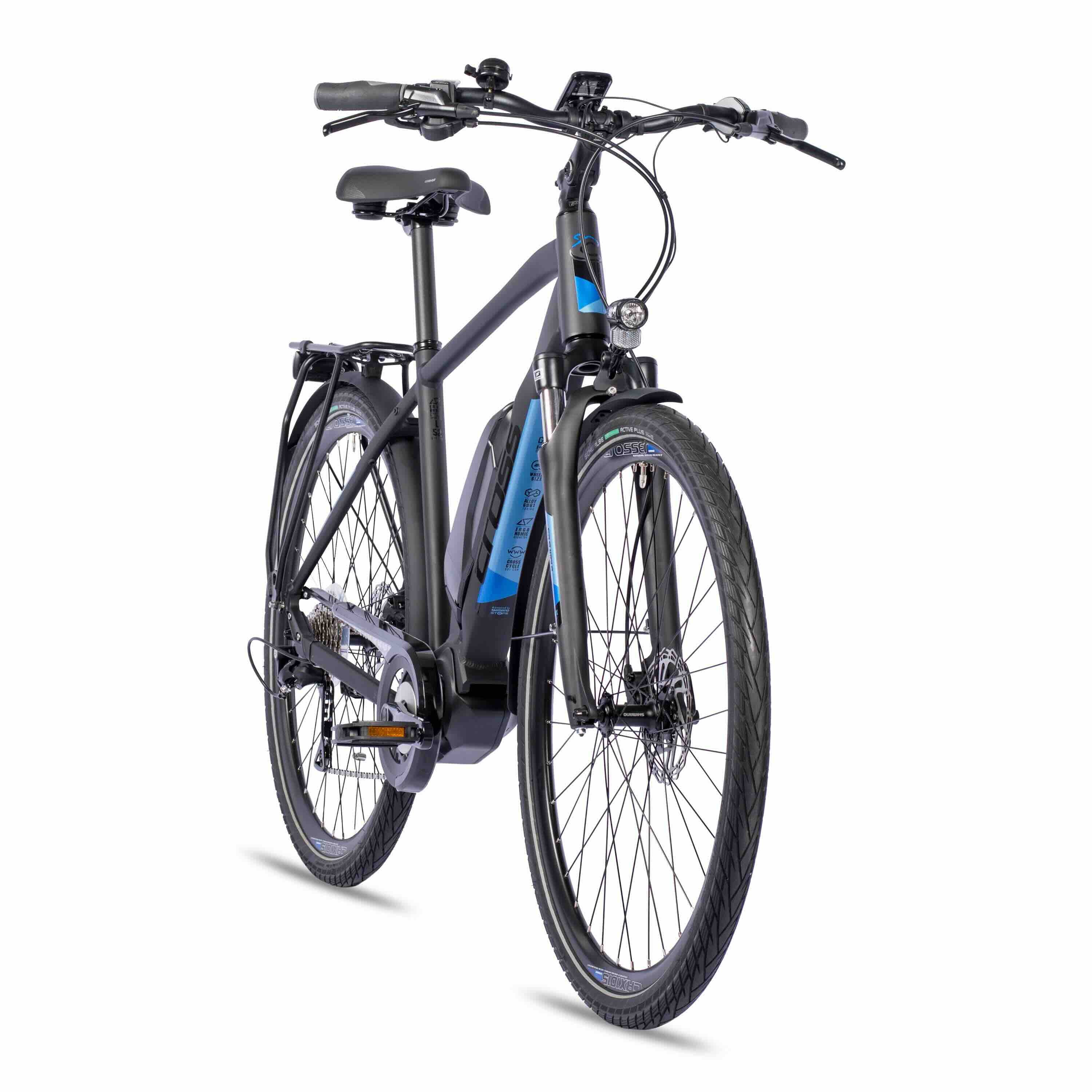 Schwarzes und blaues Elektrofahrrad vor weißem Hintergrund, von vorne gesehen.