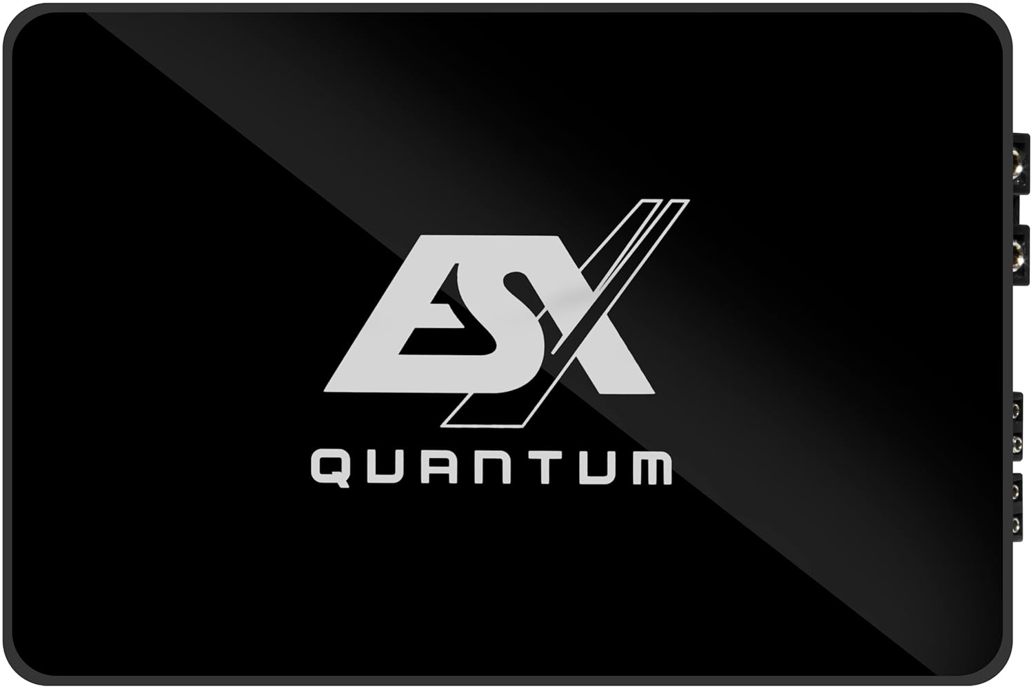 Ein schwarzer Auto-Audioverstärker mit einem weißen Logo mit der Aufschrift ESX QUANTUM.