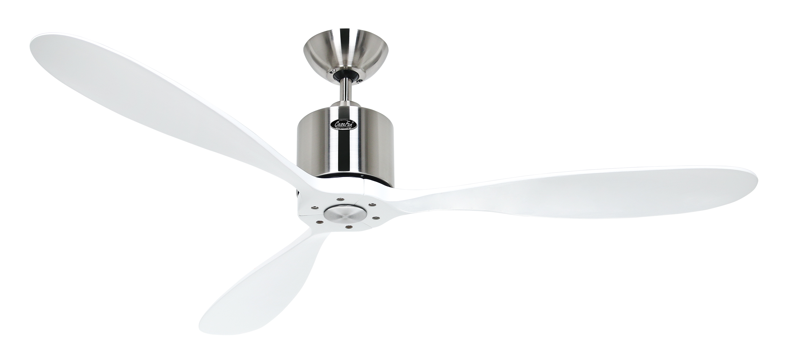 Un ventilatore a soffitto con tre pale bianche. L'alloggiamento del motore è argentato, con un logo.