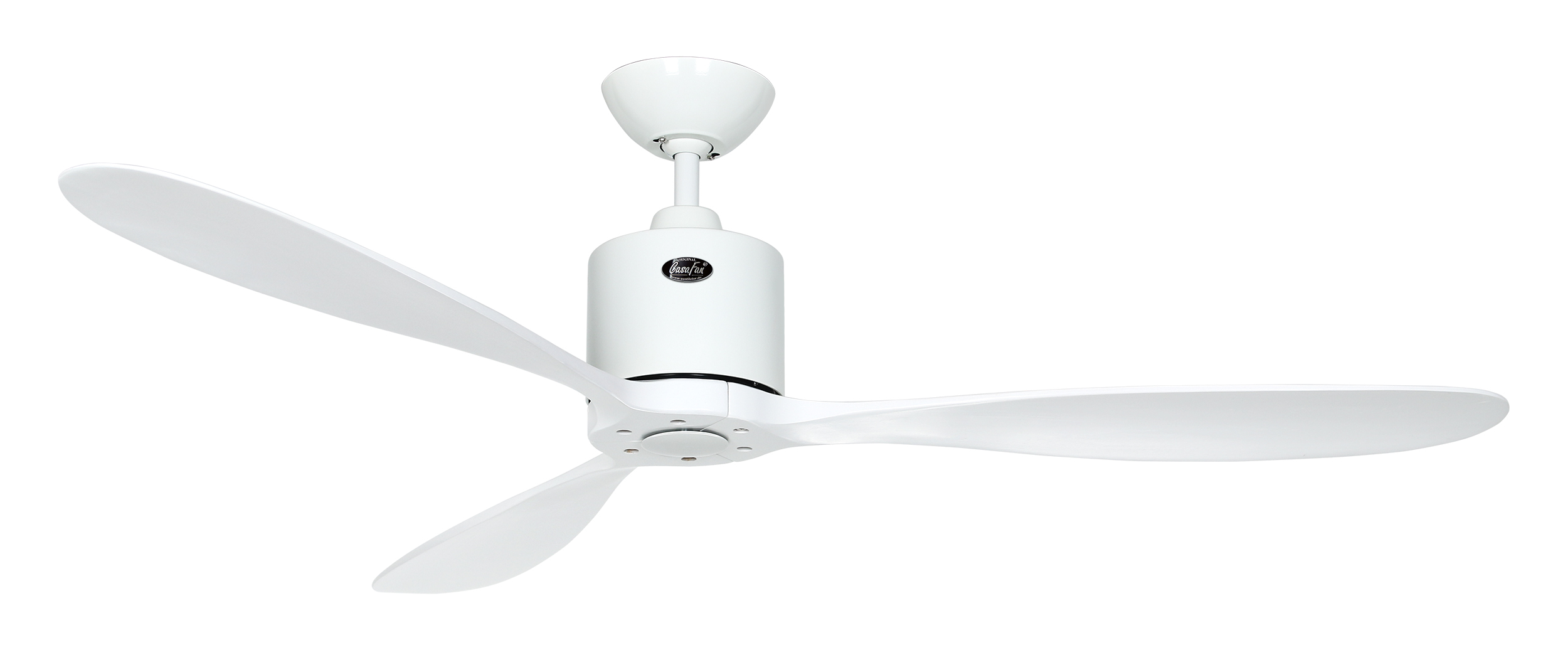 Un ventilatore a soffitto con tre pale bianche. L'alloggiamento del motore è bianco, con un logo.