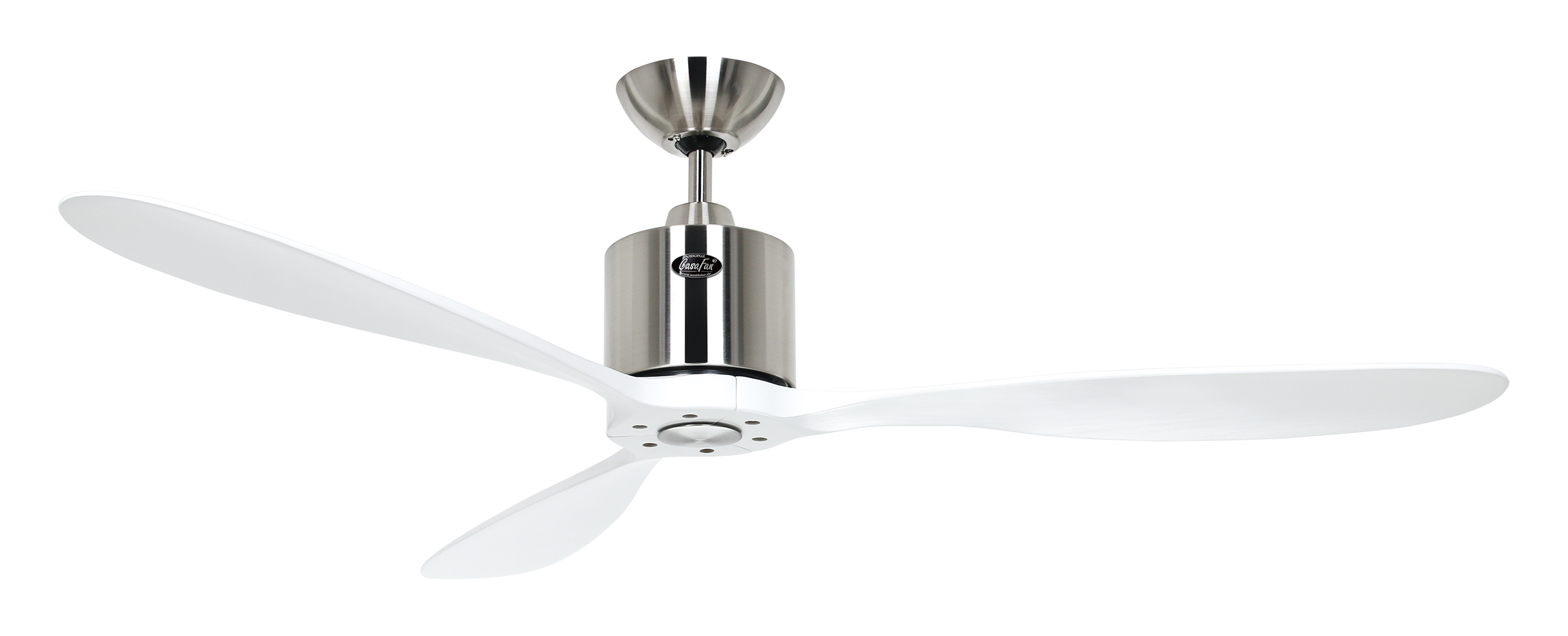 Un ventilatore a soffitto con tre pale bianche. L'alloggiamento del motore è argentato, con un logo.