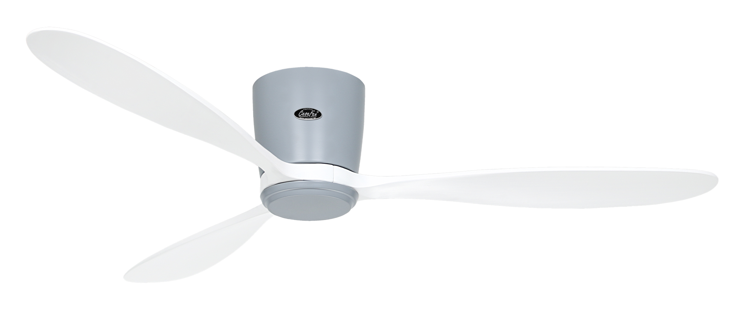 Un ventilatore a soffitto con tre pale bianche. L'alloggiamento del motore è grigio, con un logo.