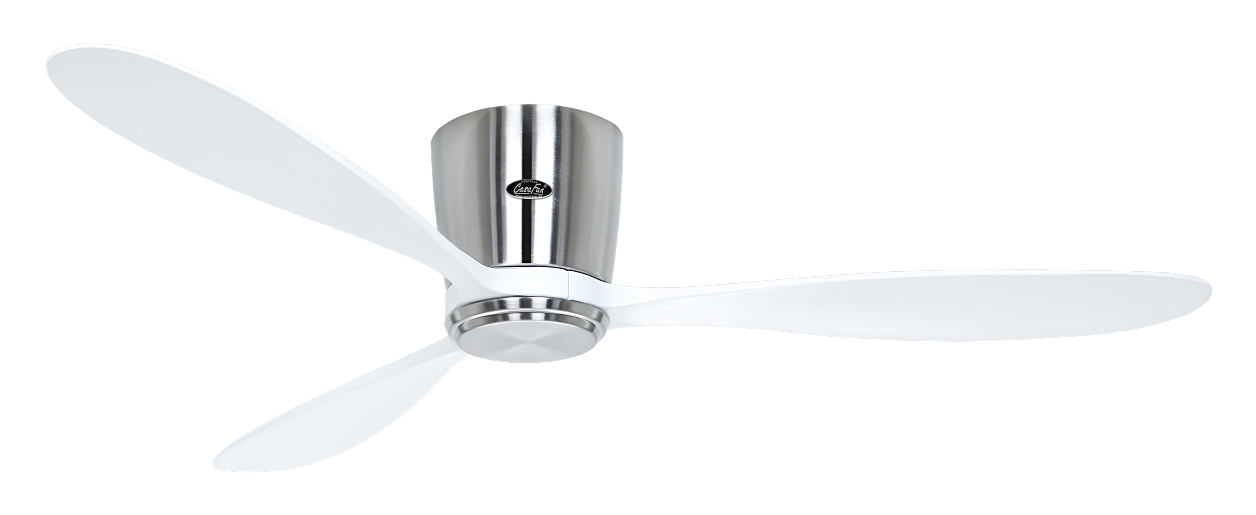 Un ventilatore a soffitto con tre pale bianche. L'alloggiamento del motore è argentato, con un logo.