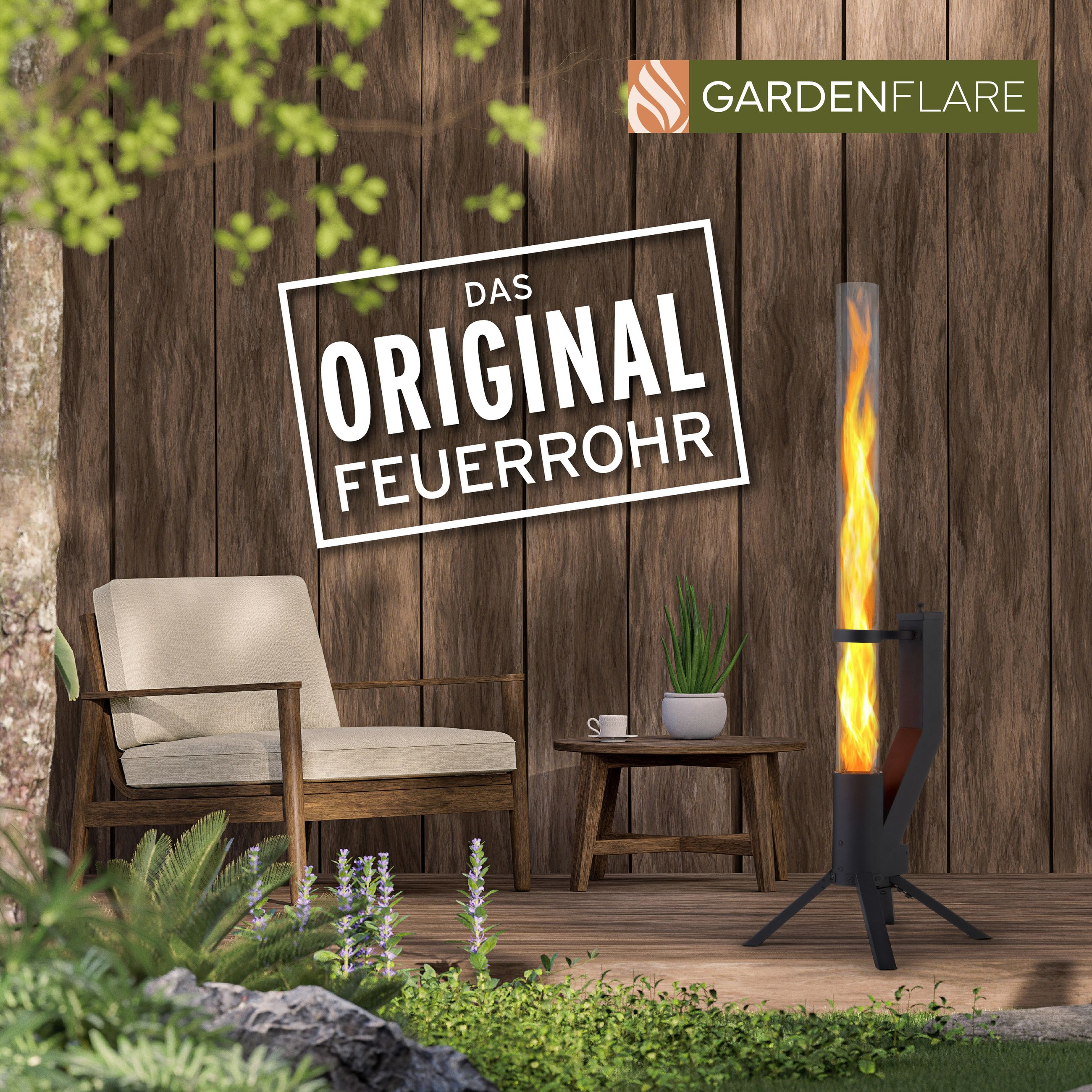 Szene im Freien mit modernem Metallkamin. Ein Stuhl, Tisch und Pflanze stehen auf einer Holzterrasse. Text: 'DAS ORIGINAL FEUERROHR'.