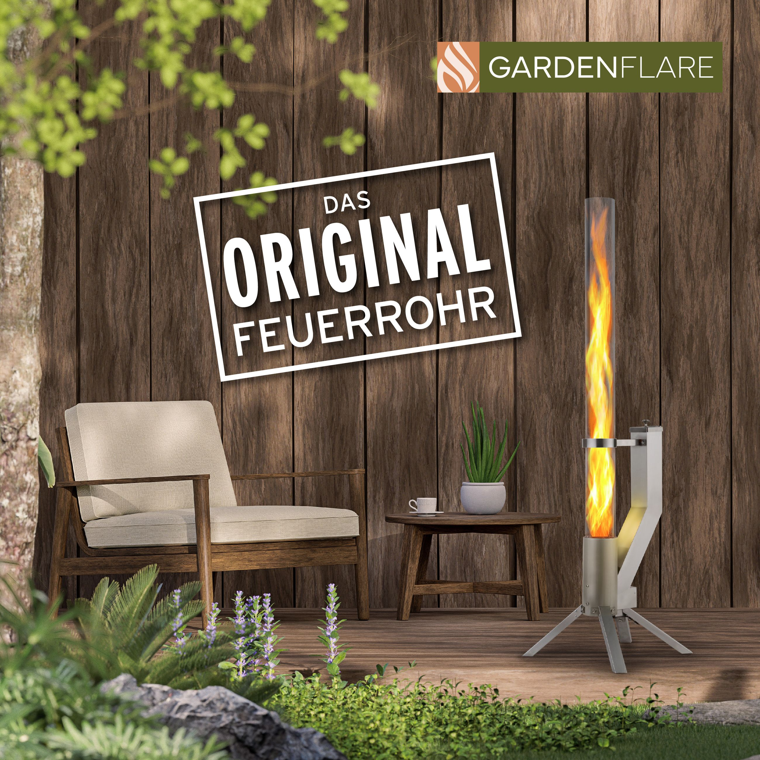 Szene im Freien mit modernem Metallkamin. Ein Stuhl, Tisch und Pflanze stehen auf einer Holzterrasse. Text: 'DAS ORIGINAL FEUERROHR'.