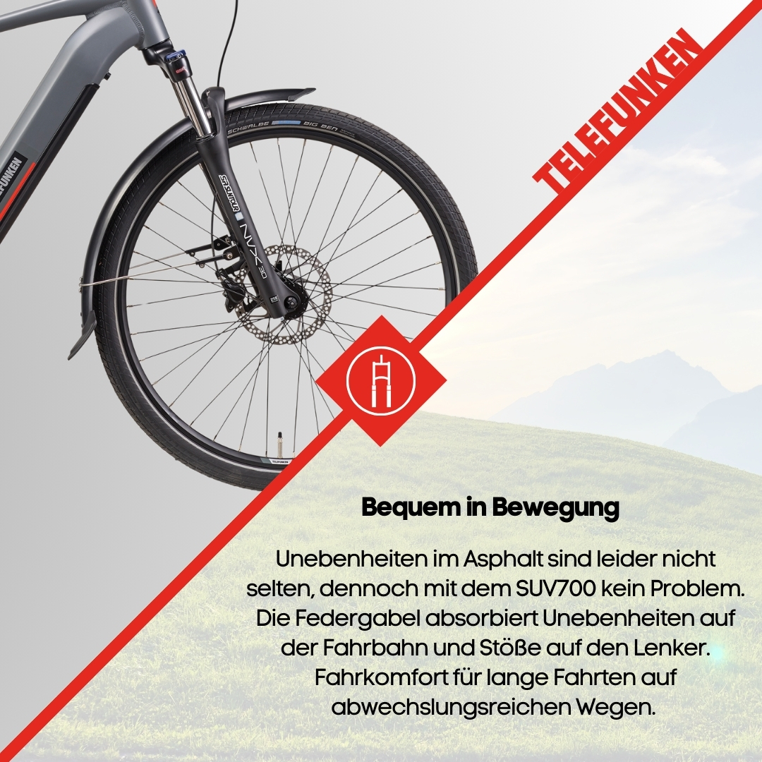 Ein Fahrradrad und eine Federgabel mit rotem Banner und Text. Himmelshintergrund.