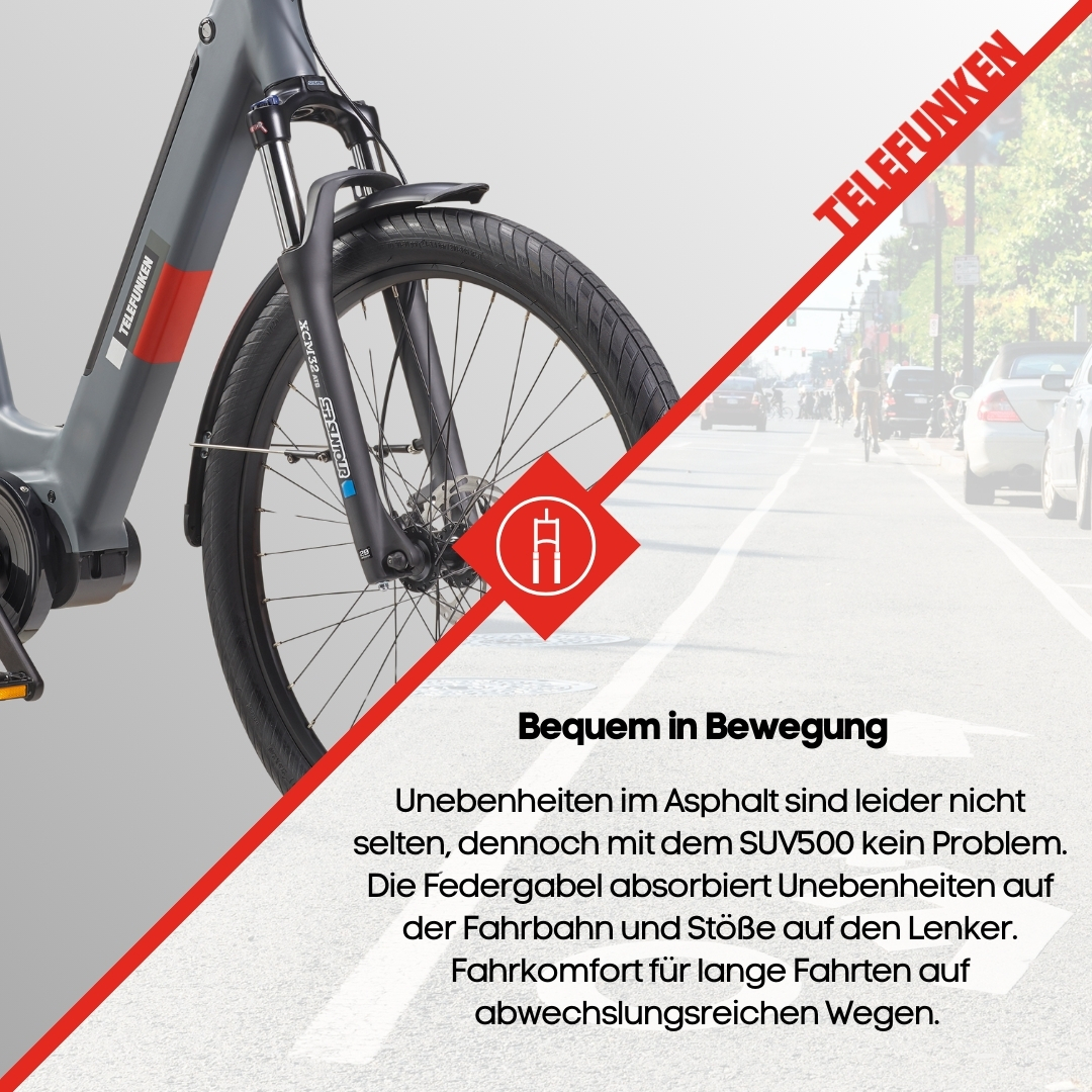 Graues Elektrofahrrad auf einer Stadtstraße mit rotem Text.