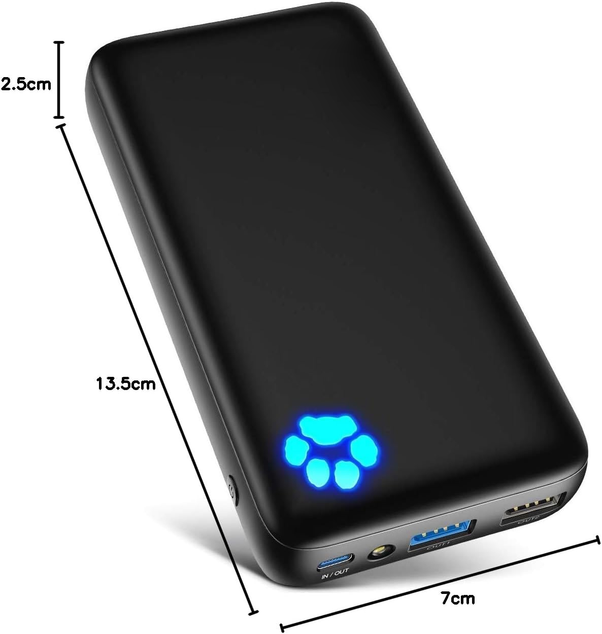 Schwarze Powerbank mit blauen Pfotenabdrucklichtern. Maße: 13,5 cm lang, 7 cm breit und 2,5 cm dick.
