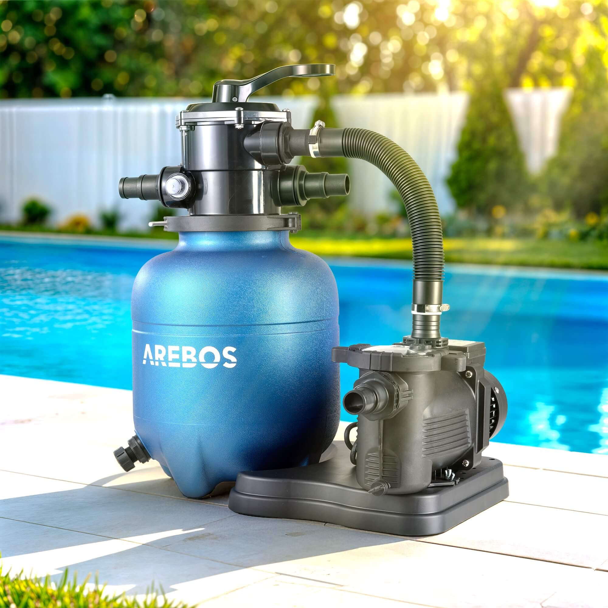 Ein blauer und schwarzer Poolfilter mit Pumpe, der auf einer Terrasse neben einem Pool steht.