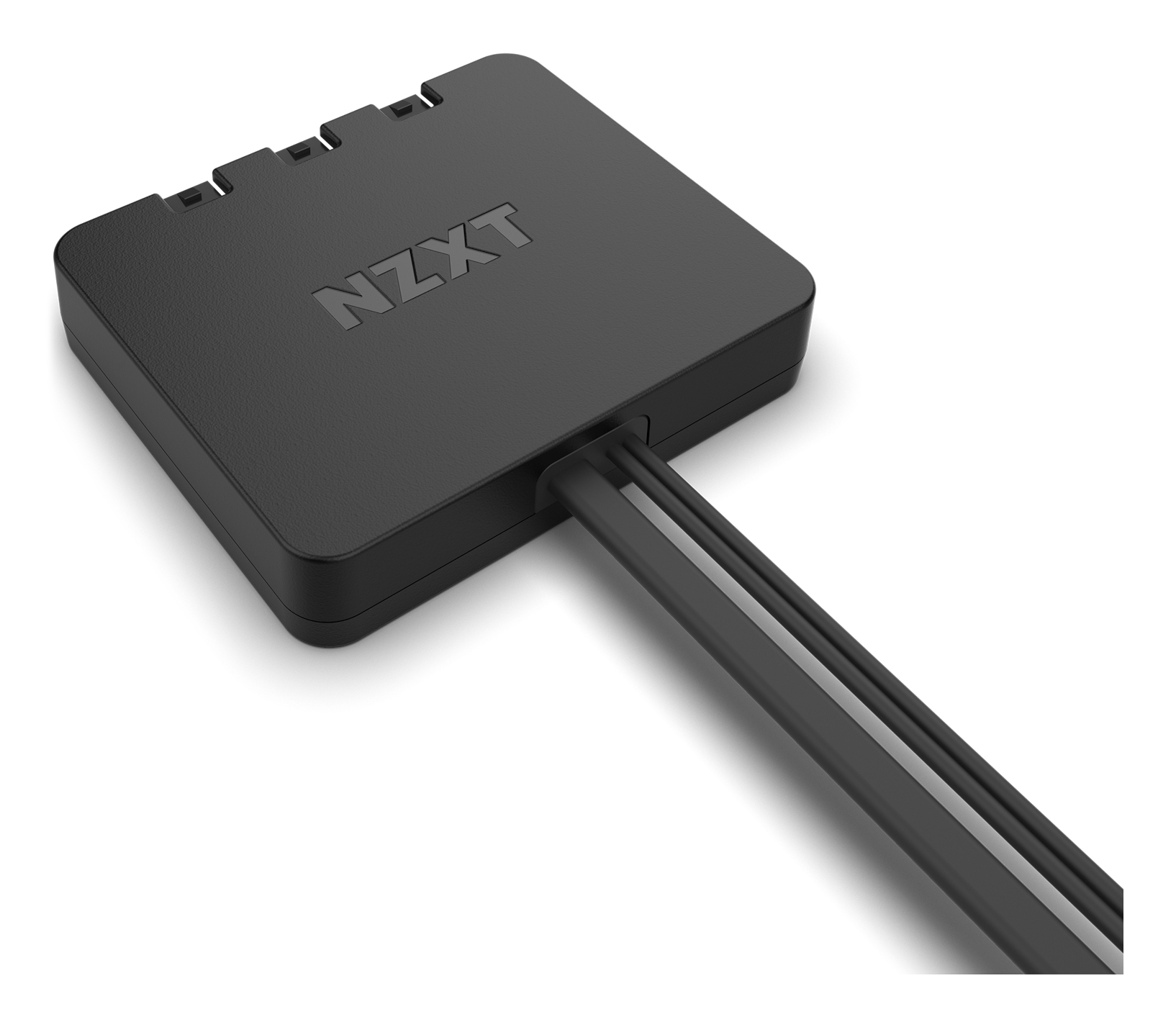 Dispositivo NZXT nero con cavo esteso, su sfondo bianco.