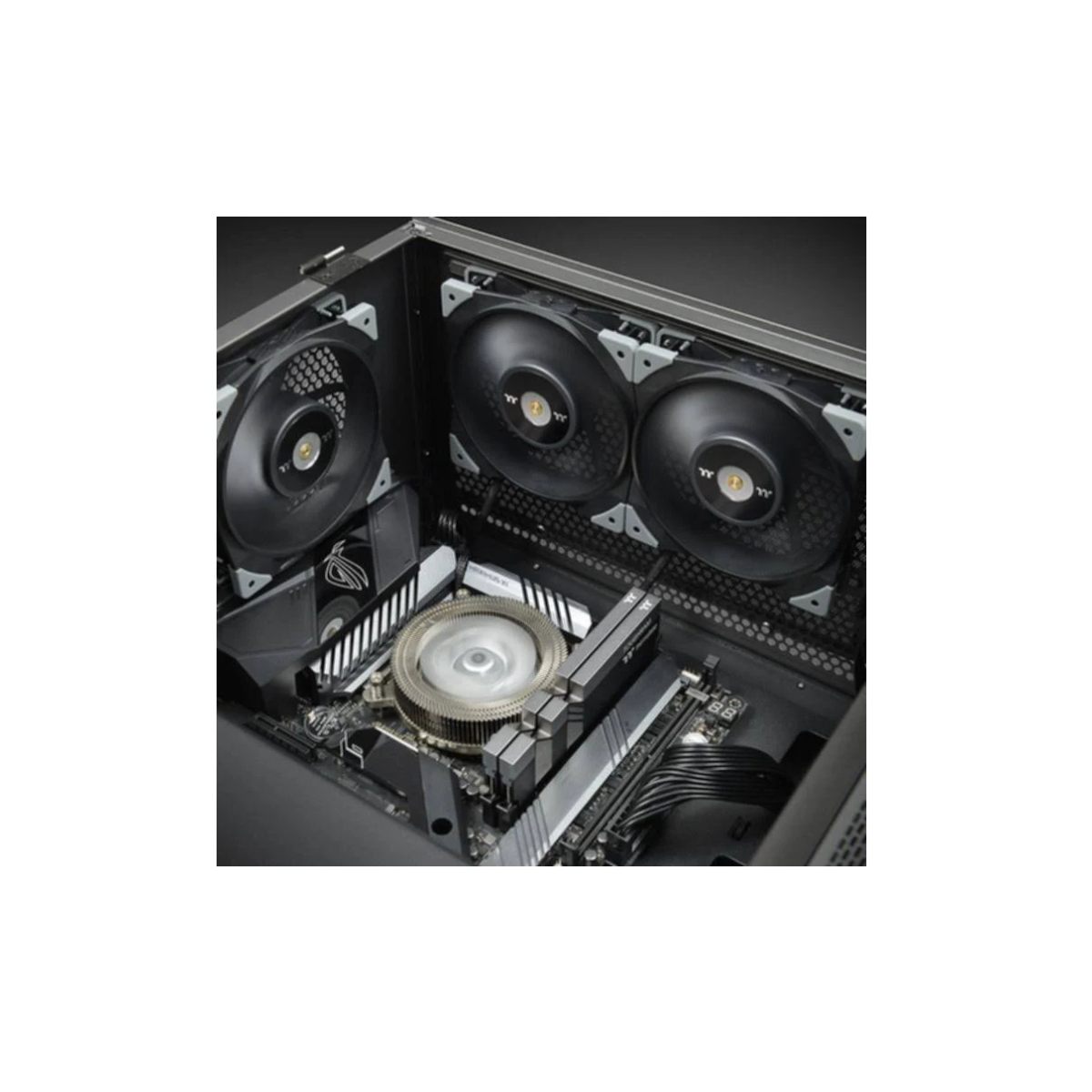 All'interno di un case per computer, sono visibili ventole, dissipatore CPU e componenti.