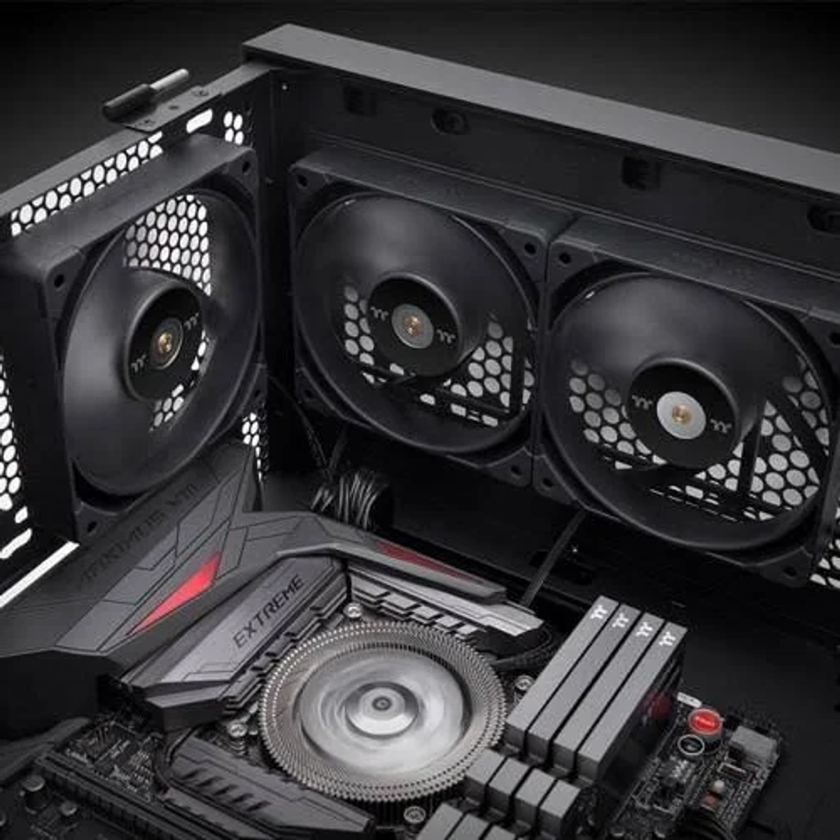 All'interno di un case per computer sono installate tre ventole. Altri componenti sono visibili.