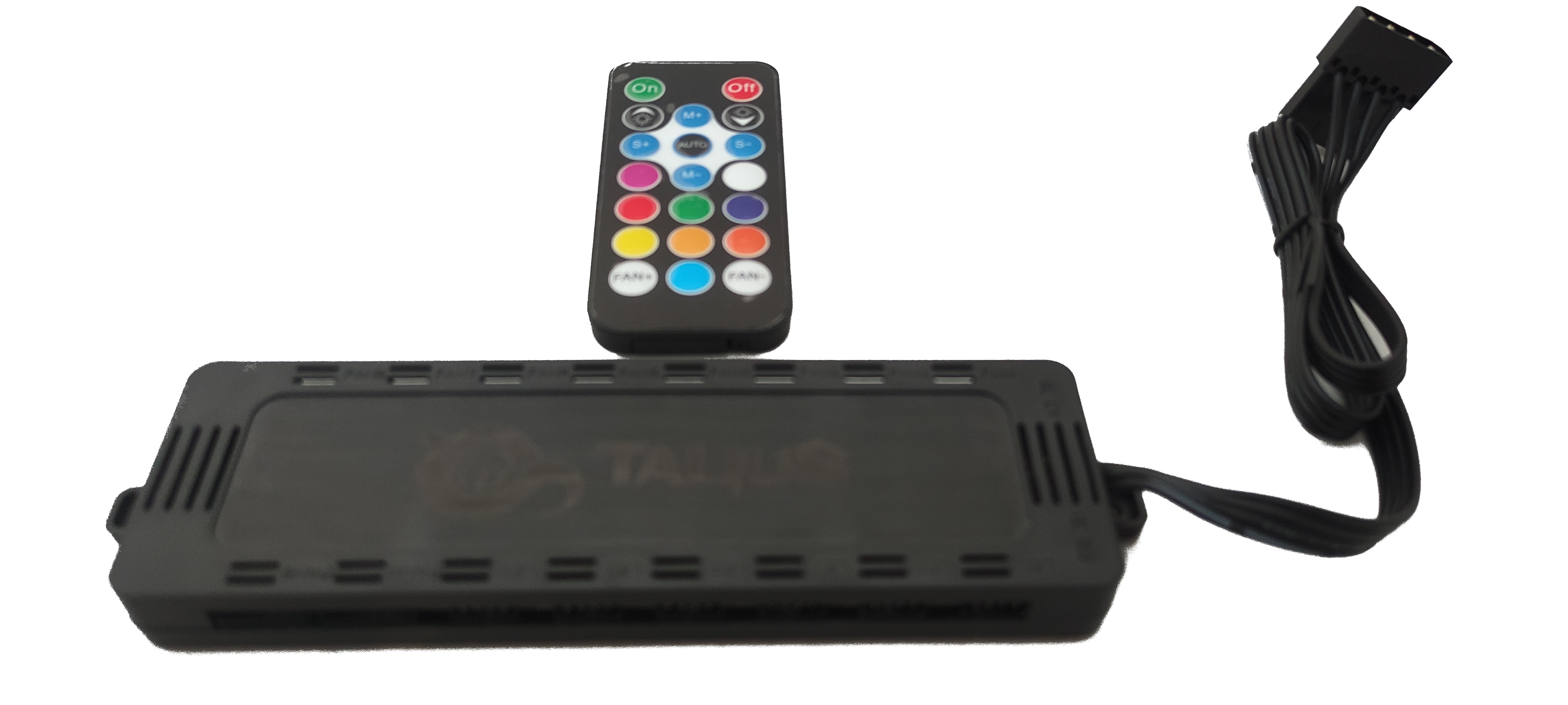 Controlador negro, mando a distancia y cable. El controlador tiene varios puertos y un logo.