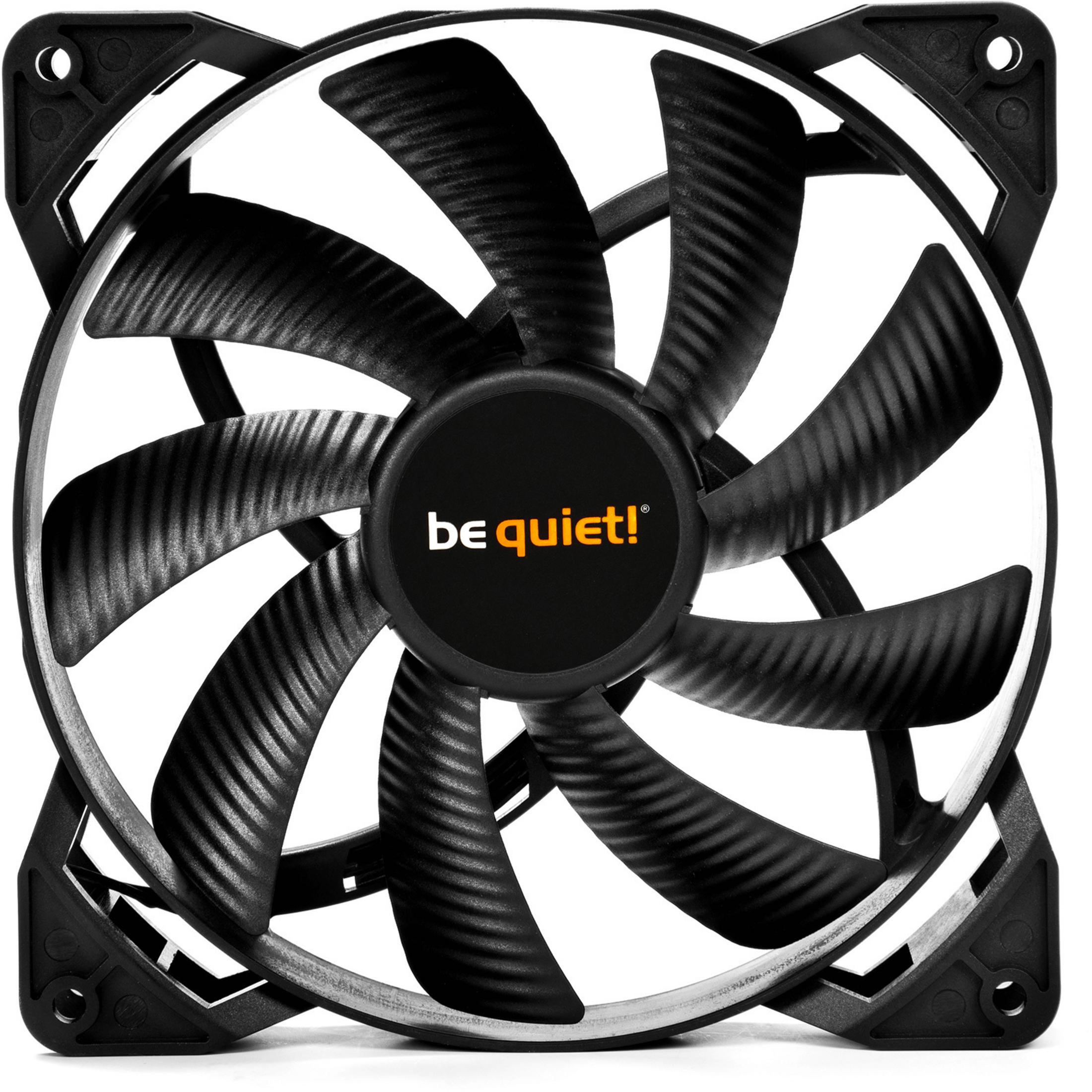 Schwarzer Lüfter mit be quiet!-Logo, schwarze Flügel. Weißer Hintergrund.