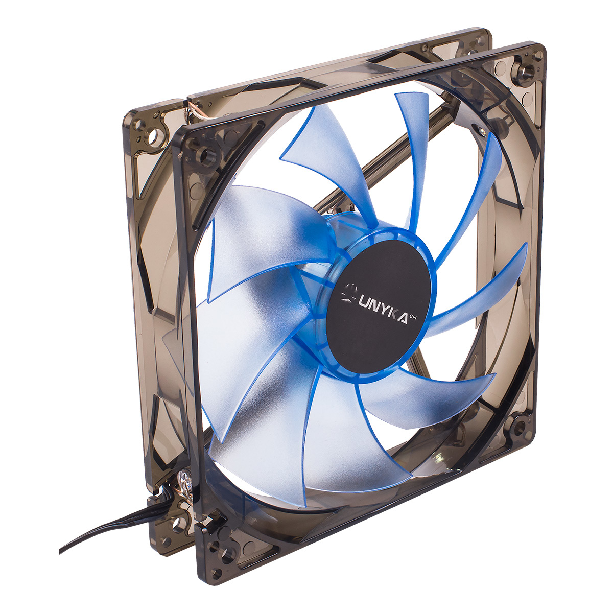 Un ventilador de PC transparente con aspas azules y marco negro.