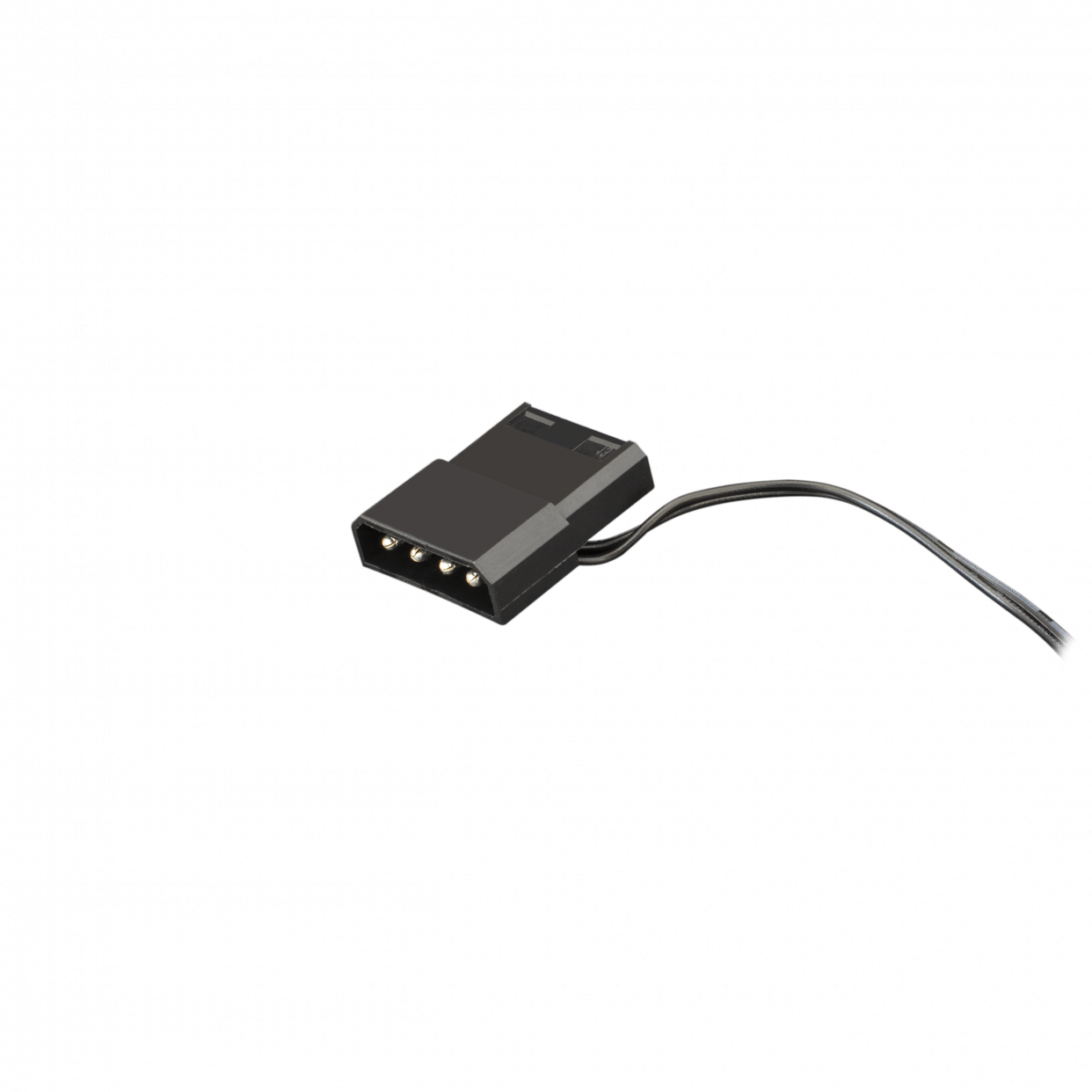 Connettore nero a 4 pin con fili, isolato su sfondo bianco.