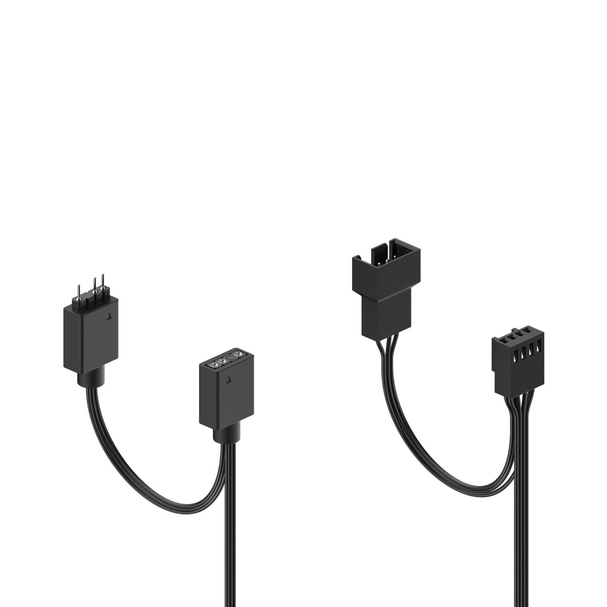 Due cavi neri per ventole con connettori, uno con pin e l'altro con un connettore più grande. Sono su uno sfondo bianco.